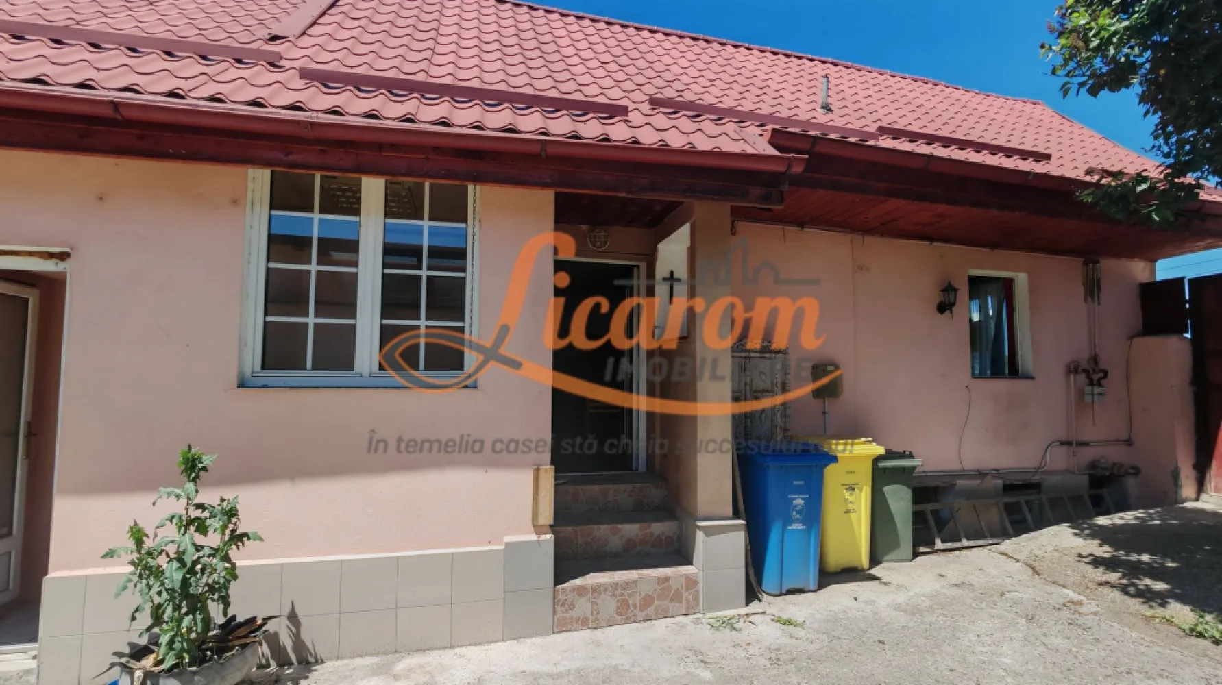 Casa cocheta Cristian zona Centrala, 2 camere,pod,beci,curte. - Licarom Imobiliare propune spre vanzare o casa individuala, micuta,situata in zona veche a Comunei Cristian.
Casa este construita din caramida cu ziduri groase,are o structura decomandata si este compusa din doua camere,bucatarie mare si baie mare.
Ca si dotari,dispune de gresie, faianta,parchet, geamuri si usi termopan,centrala termica proprie racordata la gaz,incalzirea facandu-se prin calorifere.
Dispune de beci mare si pod cu acces din lateralul casei.
Curtea are acces auto si dispune si de o zona cu verdeata.
Zona este linistita cu acces usor dinspre Bv.
Pretul este 115000 euro.
Pentru mai multe relatii si vizionari,nu ezitati sa ne contactati la telefon 0723985424 Consultant imobiliar Liliana si 0741059397 Consultant imobiliar Calin.