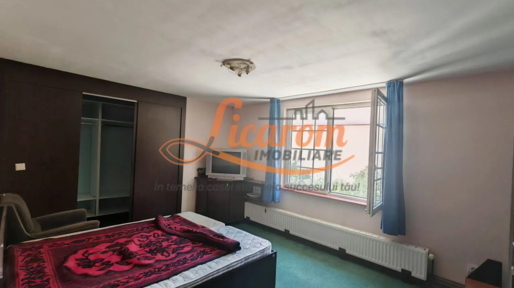 Casa cocheta Cristian zona Centrala, 2 camere,pod,beci,curte. - Licarom Imobiliare propune spre vanzare o casa individuala, micuta,situata in zona veche a Comunei Cristian.
Casa este construita din caramida cu ziduri groase,are o structura decomandata si este compusa din doua camere,bucatarie mare si baie mare.
Ca si dotari,dispune de gresie, faianta,parchet, geamuri si usi termopan,centrala termica proprie racordata la gaz,incalzirea facandu-se prin calorifere.
Dispune de beci mare si pod cu acces din lateralul casei.
Curtea are acces auto si dispune si de o zona cu verdeata.
Zona este linistita cu acces usor dinspre Bv.
Pretul este 115000 euro.
Pentru mai multe relatii si vizionari,nu ezitati sa ne contactati la telefon 0723985424 Consultant imobiliar Liliana si 0741059397 Consultant imobiliar Calin.