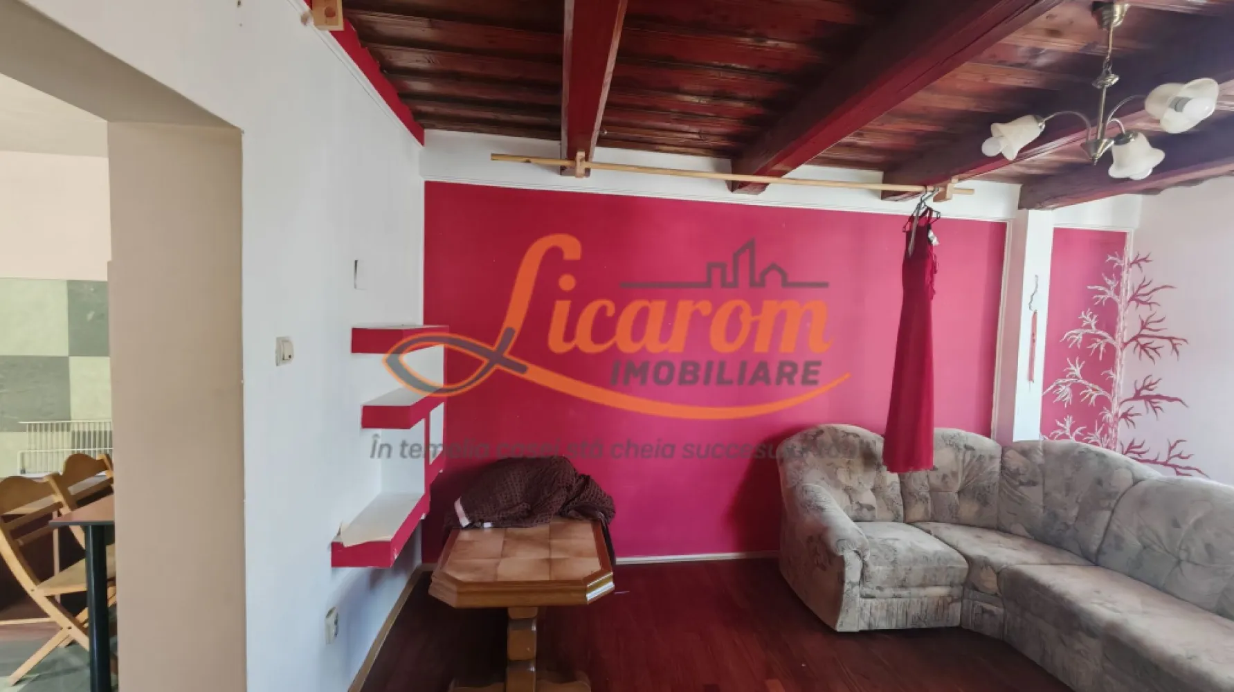 Casa cocheta Cristian zona Centrala, 2 camere,pod,beci,curte. - Licarom Imobiliare propune spre vanzare o casa individuala, micuta,situata in zona veche a Comunei Cristian.
Casa este construita din caramida cu ziduri groase,are o structura decomandata si este compusa din doua camere,bucatarie mare si baie mare.
Ca si dotari,dispune de gresie, faianta,parchet, geamuri si usi termopan,centrala termica proprie racordata la gaz,incalzirea facandu-se prin calorifere.
Dispune de beci mare si pod cu acces din lateralul casei.
Curtea are acces auto si dispune si de o zona cu verdeata.
Zona este linistita cu acces usor dinspre Bv.
Pretul este 115000 euro.
Pentru mai multe relatii si vizionari,nu ezitati sa ne contactati la telefon 0723985424 Consultant imobiliar Liliana si 0741059397 Consultant imobiliar Calin.