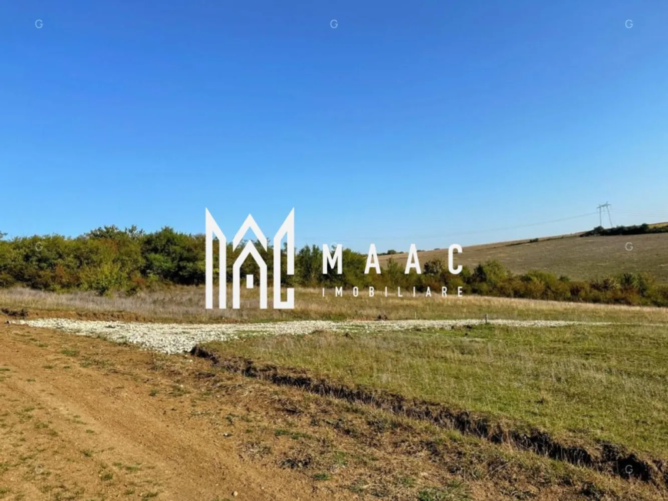 Teren | 651MP | Extravilan | Rusciori - MAAC Imobiliare vă propune spre achiziție un teren situat în localitatea Rusciori, o zonă aflată în plină expansiune, situată la o distanță de doar 10 minute de Sibiu. Această proprietate reprezintă o opțiune strategică atât pentru investiție pe termen mediu și lung, cât și pentru dezvoltări individuale cu caracter recreativ. LOCALIZARE ȘI ACCESIBILITATE Terenul este poziționat în imediata proximitate a vetrei satului Rusciori, beneficiind de un acces facil către rețeaua rutieră principală. Amplasarea oferă echilibrul ideal între liniștea specifică zonelor rurale și conectivitatea rapidă cu polul de business și servicii al Sibiului. DETALII TEHNICE ȘI CONFIGURAȚIE Proprietatea este disponibilă sub formă de 4 parcele distincte, oferind flexibilitate în alegerea suprafeței dorite: Suprafețe disponibile: Între 614 mp și 651 mp. Front stradal: 29,85 metri liniari (pentru parcela de 651 mp), asigurând o deschidere generoasă și multiple variante de sistematizare. Categorie de folosință: Extravilan, arabil. Utilități: Posibilitate de racordare la rețelele de utilități publice existente în localitatea Rusciori. ANALIZA POTENȚIALULUI URBANISTIC În prezent, terenul se pretează pentru destinații diverse: Agrement și Relaxare: Configurația și amplasamentul sunt ideale pentru amenajarea unei grădini, a unei livezi sau a unui spațiu de recreere privat. Investiție Rezidențială: Există potențialul tehnic de inițiere a unui Plan Urbanistic Zonal (PUZ) pentru introducerea terenului în intravilan, permițând ulterior construcția de locuințe sau case de vacanță. Activități Agricole: Solul este pretabil pentru culturi de nișă sau pomicultură. Pentru informații suplimentare, consultanță sau programarea unei vizionări, vă invităm să contactați specificând ID: CP2730499 }}