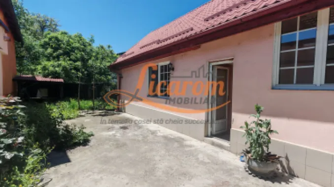 Casa cocheta Cristian zona Centrala, 2 camere,pod,beci,curte.