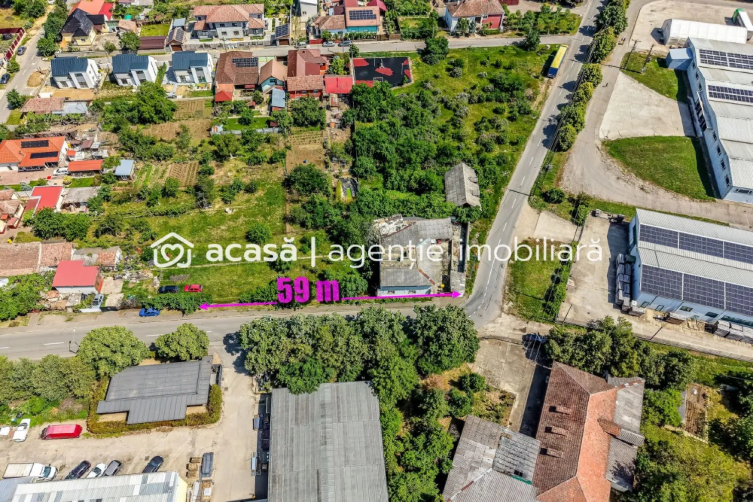 Teren comercial de 1261 mp pe colt, in Aradul Nou, cu front de 60+23 m - Va propunem spre vanzare o parcela de teren cu potential comercial si logistic deosebit, situata intr-o zona cu trafic intens si vizibilitate maxima din cartierul Aradul Nou. Proprietatea reprezinta o oportunitate strategica pentru dezvoltare imobiliara sau pentru implementarea unui business de servicii, datorita pozitiei sale unice pe colt.

Terenul are o suprafata totala de 1261 mp si beneficiaza de deschidere pe doua străzi, oferind un front stradal cumulat deosebit de generos.

Indicatori tehnici si configuratie:
Suprafata teren: 1261 mp
Pozitionare pe colt, oferind vizibilitate si impact vizual maxim pentru fluxul auto.
Front stradal principal: 60 de m la strada circulata.
Front stradal secundar: 23 de m la strada circulata.
Procent de ocupare a terenului (POT): 35%
Coeficient de utilizare a terenului (CUT): 0.95

Amplasare strategica: zona excelent conectata la rețeaua urbana si la nodurile de iesire din oras (autostrada A1, directia Timisoara).

Pret: 249.000 € (197 €/mp) | COMISION 0%

Pentru detalii și vizionare:
Sebastian Nica – 0722 252 639

Nu dispui de toată suma? Te ajutăm noi gratuit! Îți obținem oferte de la 16 bănci.

Ai o proprietate de vânzare în Arad și vrei să știi cât valorează cu adevărat?
Sună-mă pentru o evaluare gratuită, fără obligații.

Birou: ACASĂ | Agenție imobiliară Arad
Bulevardul Decebal 2, Arad 310133