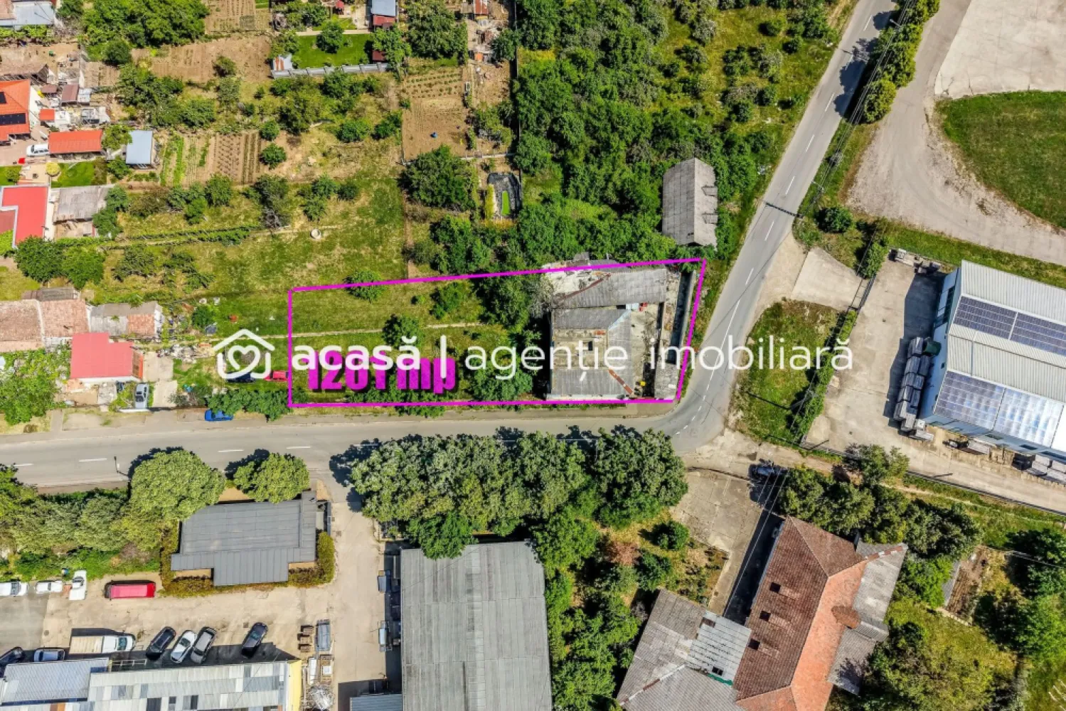 Teren comercial de 1261 mp pe colt, in Aradul Nou, cu front de 60+23 m - Va propunem spre vanzare o parcela de teren cu potential comercial si logistic deosebit, situata intr-o zona cu trafic intens si vizibilitate maxima din cartierul Aradul Nou. Proprietatea reprezinta o oportunitate strategica pentru dezvoltare imobiliara sau pentru implementarea unui business de servicii, datorita pozitiei sale unice pe colt.

Terenul are o suprafata totala de 1261 mp si beneficiaza de deschidere pe doua străzi, oferind un front stradal cumulat deosebit de generos.

Indicatori tehnici si configuratie:
Suprafata teren: 1261 mp
Pozitionare pe colt, oferind vizibilitate si impact vizual maxim pentru fluxul auto.
Front stradal principal: 60 de m la strada circulata.
Front stradal secundar: 23 de m la strada circulata.
Procent de ocupare a terenului (POT): 35%
Coeficient de utilizare a terenului (CUT): 0.95

Amplasare strategica: zona excelent conectata la rețeaua urbana si la nodurile de iesire din oras (autostrada A1, directia Timisoara).

Pret: 249.000 € (197 €/mp) | COMISION 0%

Pentru detalii și vizionare:
Sebastian Nica – 0722 252 639

Nu dispui de toată suma? Te ajutăm noi gratuit! Îți obținem oferte de la 16 bănci.

Ai o proprietate de vânzare în Arad și vrei să știi cât valorează cu adevărat?
Sună-mă pentru o evaluare gratuită, fără obligații.

Birou: ACASĂ | Agenție imobiliară Arad
Bulevardul Decebal 2, Arad 310133