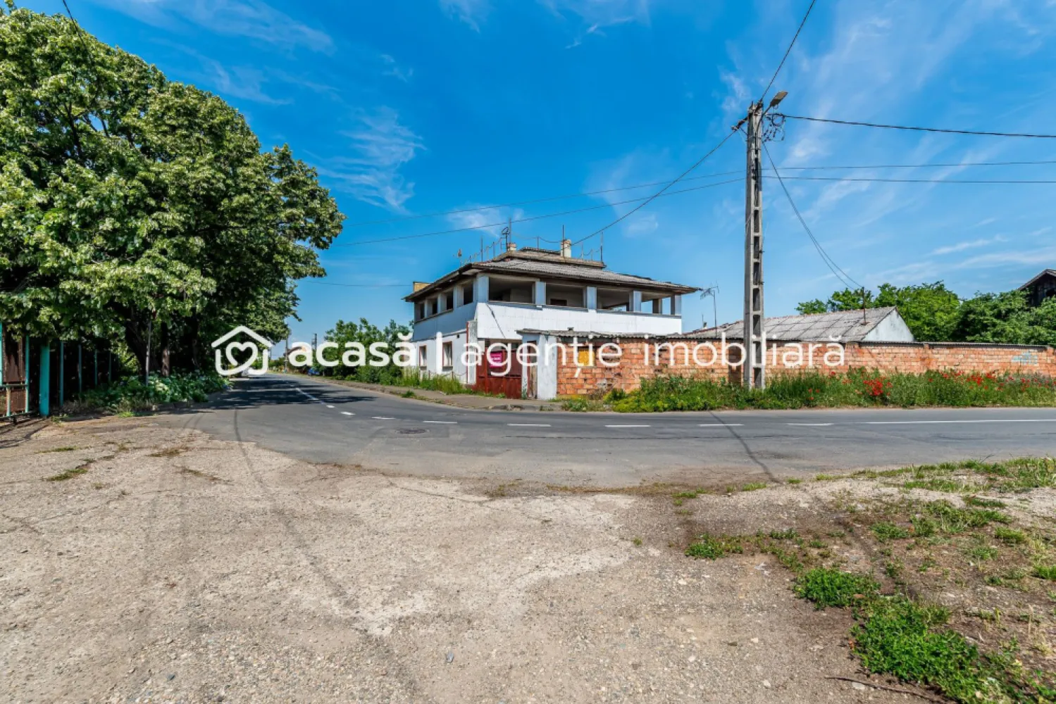 Teren comercial de 1261 mp pe colt, in Aradul Nou, cu front de 60+23 m - Va propunem spre vanzare o parcela de teren cu potential comercial si logistic deosebit, situata intr-o zona cu trafic intens si vizibilitate maxima din cartierul Aradul Nou. Proprietatea reprezinta o oportunitate strategica pentru dezvoltare imobiliara sau pentru implementarea unui business de servicii, datorita pozitiei sale unice pe colt.

Terenul are o suprafata totala de 1261 mp si beneficiaza de deschidere pe doua străzi, oferind un front stradal cumulat deosebit de generos.

Indicatori tehnici si configuratie:
Suprafata teren: 1261 mp
Pozitionare pe colt, oferind vizibilitate si impact vizual maxim pentru fluxul auto.
Front stradal principal: 60 de m la strada circulata.
Front stradal secundar: 23 de m la strada circulata.
Procent de ocupare a terenului (POT): 35%
Coeficient de utilizare a terenului (CUT): 0.95

Amplasare strategica: zona excelent conectata la rețeaua urbana si la nodurile de iesire din oras (autostrada A1, directia Timisoara).

Pret: 249.000 € (197 €/mp) | COMISION 0%

Pentru detalii și vizionare:
Sebastian Nica – 0722 252 639

Nu dispui de toată suma? Te ajutăm noi gratuit! Îți obținem oferte de la 16 bănci.

Ai o proprietate de vânzare în Arad și vrei să știi cât valorează cu adevărat?
Sună-mă pentru o evaluare gratuită, fără obligații.

Birou: ACASĂ | Agenție imobiliară Arad
Bulevardul Decebal 2, Arad 310133