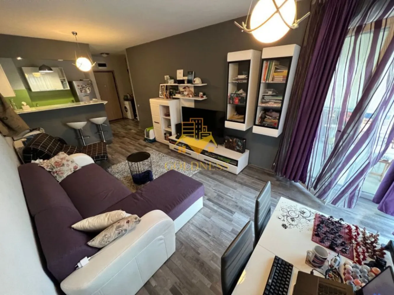 2 camere, modern, Manastur, Platinia, zona USAMV - GOLDNESS Imobiliare vă propune spre închiriere un apartament cu 2 camere complet mobilat și utilat, la etajul 4 într-un imobil de 10 etaje, în cartierul Manastur. Apartamentul este compartimentat astfel:
 - dormitor cu pat matrimonial, dulap pentru haine, noptiere
 - living cu bucatarie open-space complet utilată, canapea extensibla, loc de servit masa 
 - baie cu cabina de dus, calorifer port prosop inox și dulap pentru depozitare.
 - terasa de 6 mp.

Imobilul este dotat cu toate cele necesare- centrală proprie, mașină de spălat haine, frigider, plită electrică, hotă, etc. 
Se află în apropierea stațiilor de transport în comun, magazine, restaurante, spații verzi, farmacii, etc. 

Dacă sunteți interesați de acest apartament și doriți să îl vizionați, dar și pentru alte oferte sau detalii nu ezitați să ne contactați telefonic sau prin e-mail - goldnessimobiliare@gmail.com. Vă stăm la dispoziție!