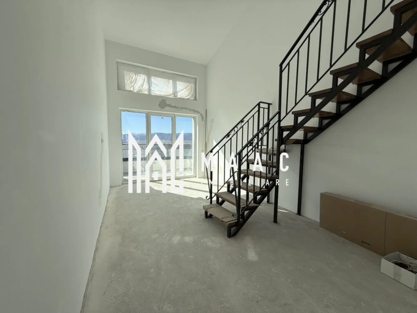 Penthouse 3 camere | 60 MP | Incalzire in Pardoseala - MAAC Imobiliare vă propune un penthouse cu 3 camere, decomandat cu suprafața utilă de 60 mp și beneficiază de balcon de 7 mp.

Caracteristici: 
 Suprafață utilă: 60 mp
 Balcon: 7 mp
 Etaj: 2 / 2
 Compartimentare: 3 camere decomandate
 Orientare sudica.

Compartimentare și dotări:
 living spectaculos cu înălțime de 5,6 m
 2 dormitoare bine proporționate
 2 băi, dintre care una cu geam pentru aerisire naturală
 balcon cu sticlă securizată și sistem de captare a apelor pluviale
 încălzire în pardoseală
 izolație cu vată bazaltică
 granit pe casa scării
 loc de parcare inclus.

Stadiu de predare:
 Predare la stadiul de alb, oferind libertatea de amenajare după propriul gust
 Posibilitate de predare la cheie.

Avantajele ansamblului rezidențial
 aproximativ 45% din suprafața ansamblului este destinată spațiilor verzi
 fațade moderne finisate cu larice siberian și piatră naturală
 locuri de joacă amenajate pentru copii
 acces facil, fără ambuteiaje rutiere
 4 căi de acces către ansamblu

Pentru mai multe informații sau programarea unei vizionări, vă rugăm să ne contactați și să specificați ID-ul proprietății: CP2959851.