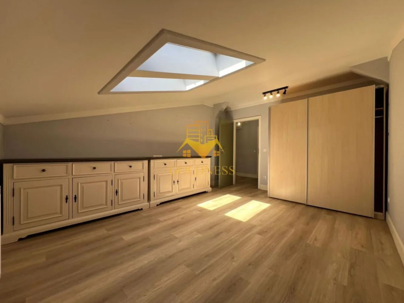 3 camere, Zona FSEGA, Iulius Mall, Cartier Gheorgheni, Pet Friendly - GOLDNESS Imobiliare vă propune spre închiriere un apartament cu 3 camere open-space complet mobilat și utilat, la etajul 4 într-un imobil de 4 etaje, în Cartierul Gheorgheni, la 2-3 minute de mers pe jos pana la FSEGA, pe str. Vaida Voevod.
Se percep doua luni de garantie, care se pot plati esalonat in 2/3 luni.
Se află în apropierea stațiilor de transport în comun, magazine, restaurante, spații verzi, farmacii, etc. 

Apartamentul este compartimentat astfel:
 - 1 dormitor cu pat matrimonial, noptiere, comoda tv
- 1 dormitor cu pat single, spatii de depozitare
 - living cu bucatarie open-space complet utilată și mobilată, canapea extensibila , loc de servit masa 
 - baie cu cabina de dus, calorifer port prosop și dulap pentru depozitare.

Imobilul este dotat cu toate cele necesare- centrală proprie, frigider, plita pe inductie, cuptor, hotă, mașină de spălat haine cu uscator, aer conditionat, etc. 

Dacă sunteți interesați de acest apartament și doriți să îl vizionați, dar și pentru alte oferte nu ezitați să ne contactați telefonic sau prin e-mail. Vă stăm la dispoziție!
Pentru intermediere se percepe un comision de 50% din prețul chiriei!