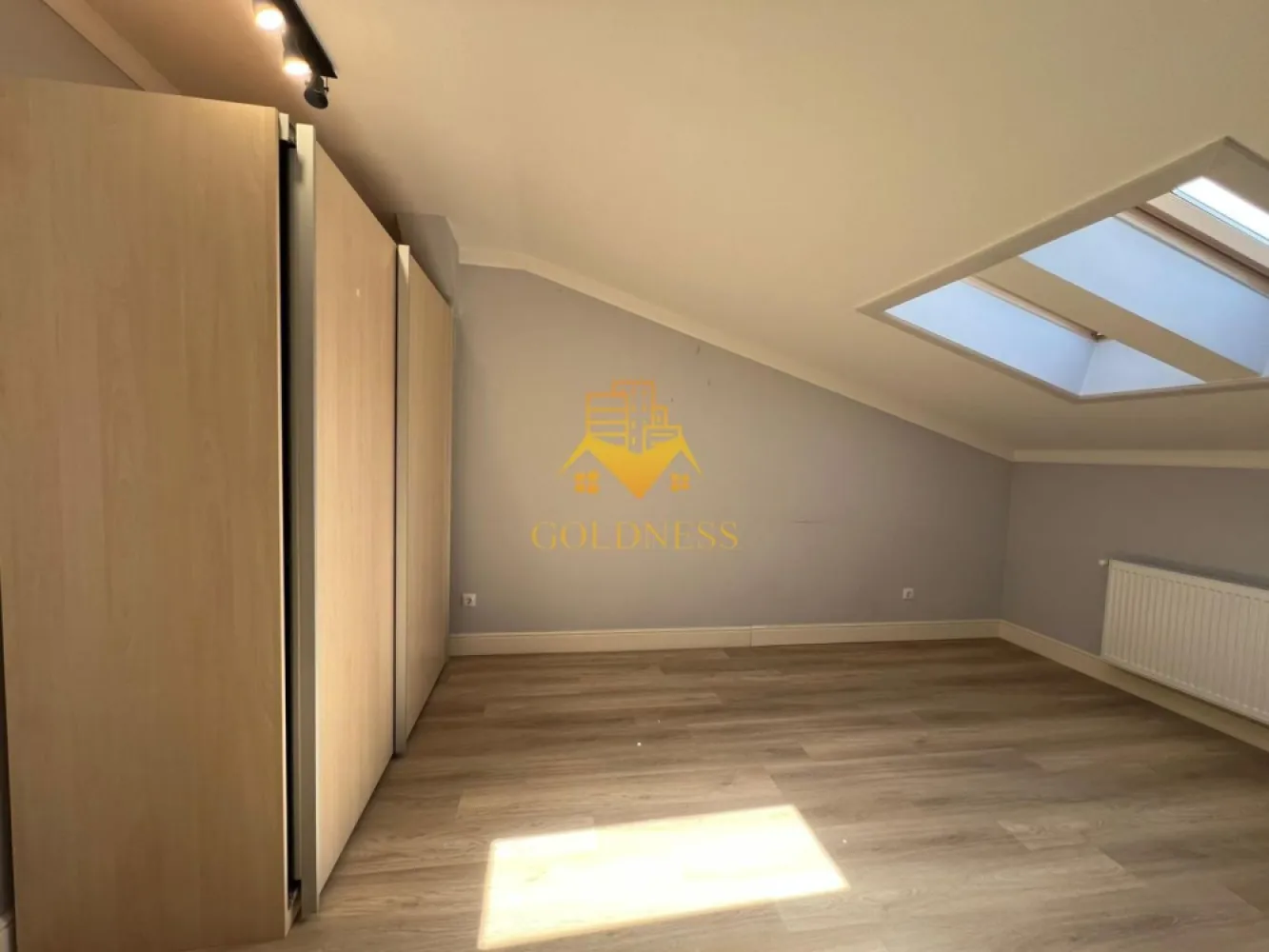3 camere, Zona FSEGA, Iulius Mall, Cartier Gheorgheni, Pet Friendly - GOLDNESS Imobiliare vă propune spre închiriere un apartament cu 3 camere open-space complet mobilat și utilat, la etajul 4 într-un imobil de 4 etaje, în Cartierul Gheorgheni, la 2-3 minute de mers pe jos pana la FSEGA, pe str. Vaida Voevod.
Se percep doua luni de garantie, care se pot plati esalonat in 2/3 luni.
Se află în apropierea stațiilor de transport în comun, magazine, restaurante, spații verzi, farmacii, etc. 

Apartamentul este compartimentat astfel:
 - 1 dormitor cu pat matrimonial, noptiere, comoda tv
- 1 dormitor cu pat single, spatii de depozitare
 - living cu bucatarie open-space complet utilată și mobilată, canapea extensibila , loc de servit masa 
 - baie cu cabina de dus, calorifer port prosop și dulap pentru depozitare.

Imobilul este dotat cu toate cele necesare- centrală proprie, frigider, plita pe inductie, cuptor, hotă, mașină de spălat haine cu uscator, aer conditionat, etc. 

Dacă sunteți interesați de acest apartament și doriți să îl vizionați, dar și pentru alte oferte nu ezitați să ne contactați telefonic sau prin e-mail. Vă stăm la dispoziție!
Pentru intermediere se percepe un comision de 50% din prețul chiriei!