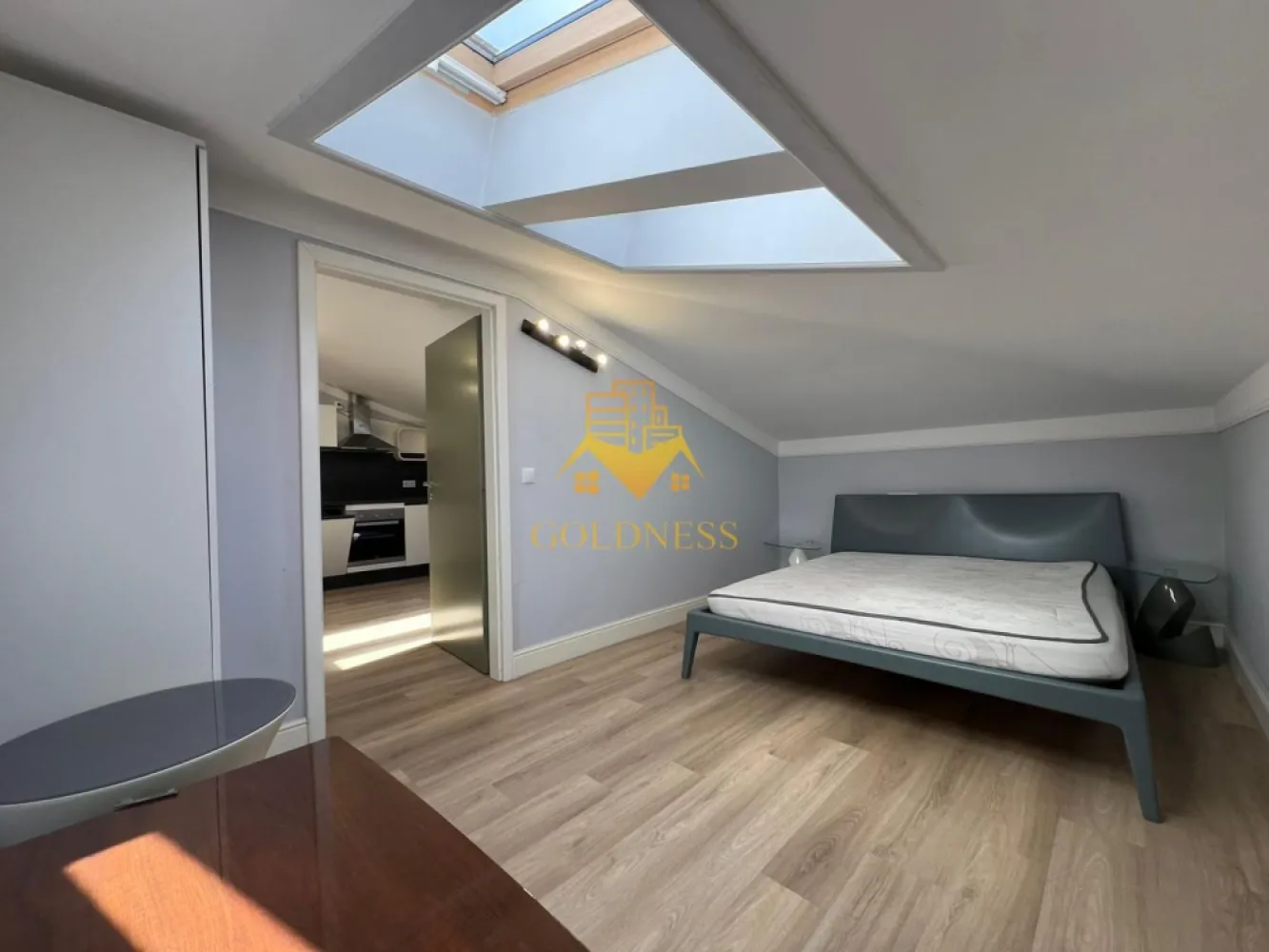 3 camere, Zona FSEGA, Iulius Mall, Cartier Gheorgheni, Pet Friendly - GOLDNESS Imobiliare vă propune spre închiriere un apartament cu 3 camere open-space complet mobilat și utilat, la etajul 4 într-un imobil de 4 etaje, în Cartierul Gheorgheni, la 2-3 minute de mers pe jos pana la FSEGA, pe str. Vaida Voevod.
Se percep doua luni de garantie, care se pot plati esalonat in 2/3 luni.
Se află în apropierea stațiilor de transport în comun, magazine, restaurante, spații verzi, farmacii, etc. 

Apartamentul este compartimentat astfel:
 - 1 dormitor cu pat matrimonial, noptiere, comoda tv
- 1 dormitor cu pat single, spatii de depozitare
 - living cu bucatarie open-space complet utilată și mobilată, canapea extensibila , loc de servit masa 
 - baie cu cabina de dus, calorifer port prosop și dulap pentru depozitare.

Imobilul este dotat cu toate cele necesare- centrală proprie, frigider, plita pe inductie, cuptor, hotă, mașină de spălat haine cu uscator, aer conditionat, etc. 

Dacă sunteți interesați de acest apartament și doriți să îl vizionați, dar și pentru alte oferte nu ezitați să ne contactați telefonic sau prin e-mail. Vă stăm la dispoziție!
Pentru intermediere se percepe un comision de 50% din prețul chiriei!