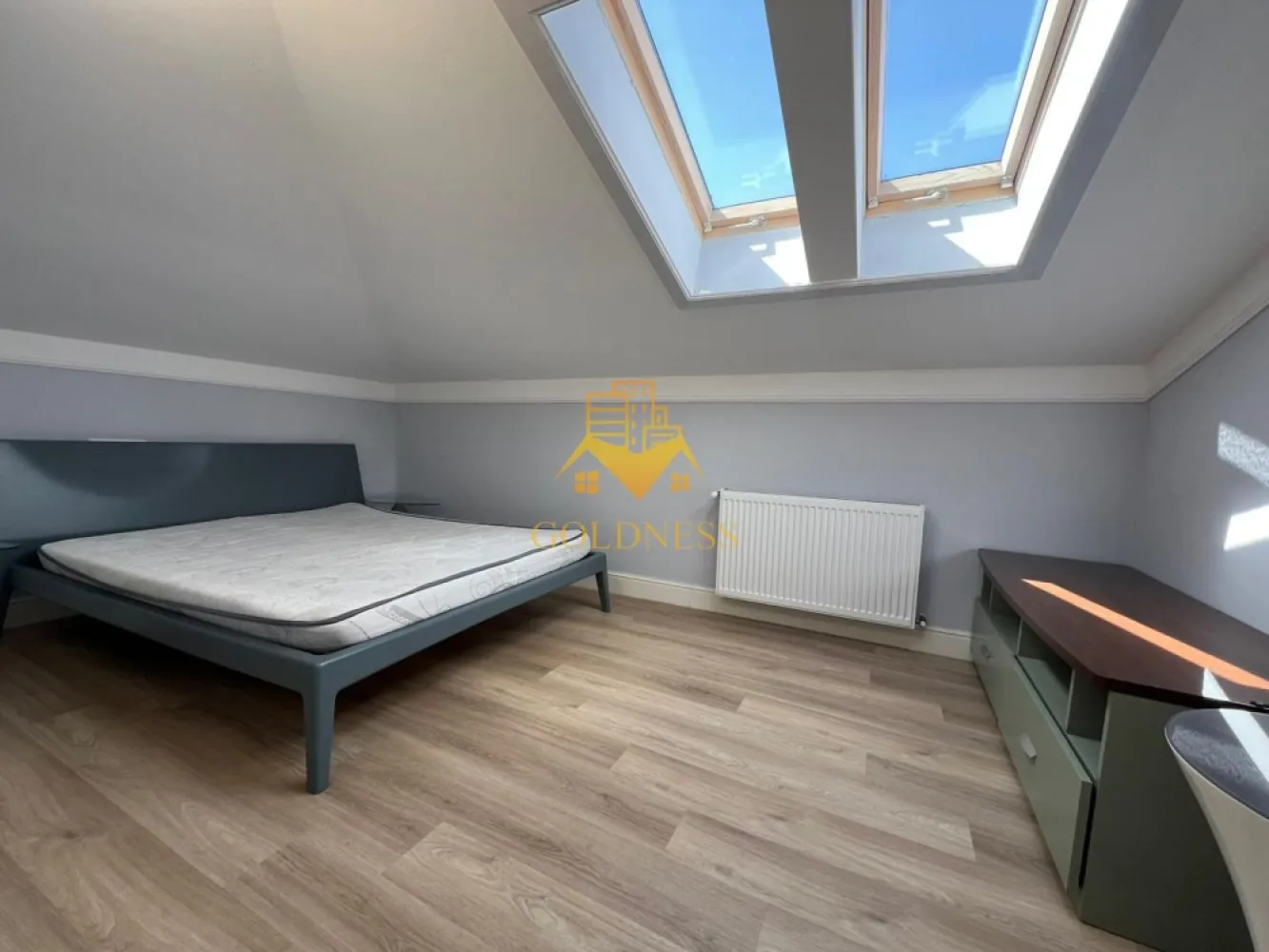 3 camere, Zona FSEGA, Iulius Mall, Cartier Gheorgheni, Pet Friendly - GOLDNESS Imobiliare vă propune spre închiriere un apartament cu 3 camere open-space complet mobilat și utilat, la etajul 4 într-un imobil de 4 etaje, în Cartierul Gheorgheni, la 2-3 minute de mers pe jos pana la FSEGA, pe str. Vaida Voevod.
Se percep doua luni de garantie, care se pot plati esalonat in 2/3 luni.
Se află în apropierea stațiilor de transport în comun, magazine, restaurante, spații verzi, farmacii, etc. 

Apartamentul este compartimentat astfel:
 - 1 dormitor cu pat matrimonial, noptiere, comoda tv
- 1 dormitor cu pat single, spatii de depozitare
 - living cu bucatarie open-space complet utilată și mobilată, canapea extensibila , loc de servit masa 
 - baie cu cabina de dus, calorifer port prosop și dulap pentru depozitare.

Imobilul este dotat cu toate cele necesare- centrală proprie, frigider, plita pe inductie, cuptor, hotă, mașină de spălat haine cu uscator, aer conditionat, etc. 

Dacă sunteți interesați de acest apartament și doriți să îl vizionați, dar și pentru alte oferte nu ezitați să ne contactați telefonic sau prin e-mail. Vă stăm la dispoziție!
Pentru intermediere se percepe un comision de 50% din prețul chiriei!