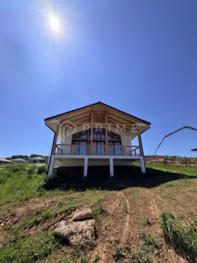 Vilă chalet modern cu perete panoramic de sticlă - Livezeni, Mureș