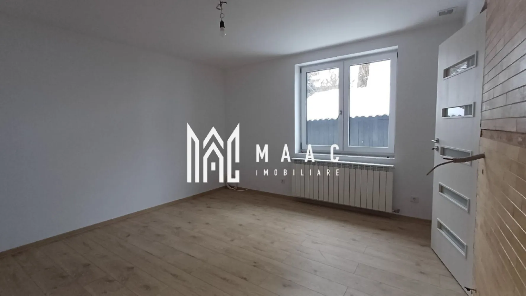 Casa individuala | La cheie | Renovata | 80 MP | Cisnadie - MAAC Imobiliare vă prezintă o casa situata în zona centrală a Cisnădiei. Casa fost renovata complet anul trecut fiind pregătita să devină noul dumneavoastră cămin. Compartimentare: 2 camere Bucătărie cu loc de luat masa Cămară Dressing Baie Hol Garaj dotat cu șaht Bucătărie de vară compusă din 2 încăperi 2 pivnițe Magazie pentru lemne Pod Anexe gospodărești Terasă și grădină cu acces direct din casă Modernizări recente: Instalație electrică trifazică nouă Instalație apă-canal complet refăcută Centrală termică cu calorifere din aluminiu Șemineu cu distribuție de căldură în toată casa Geamuri tripan Ușă de intrare din termopan Pardoseli și finisaje: parchet, gresie, faianță Casa se predă la cheie – în prezent este în lucru și urmează a fi montat parchetul, gresia și obiectele sanitare. Beneficii suplimentare: Curte comună împărțită doar cu alți 2 vecini Doar o vecină locuiește permanent în curte, ceea ce asigură intimitate și liniște Locație centrală, cu acces facil către toate punctele de interes din Cisnădie. Pentru mai multe detalii precizati telefonic ca ati vazut anuntul cu ID: CP2716837 }}