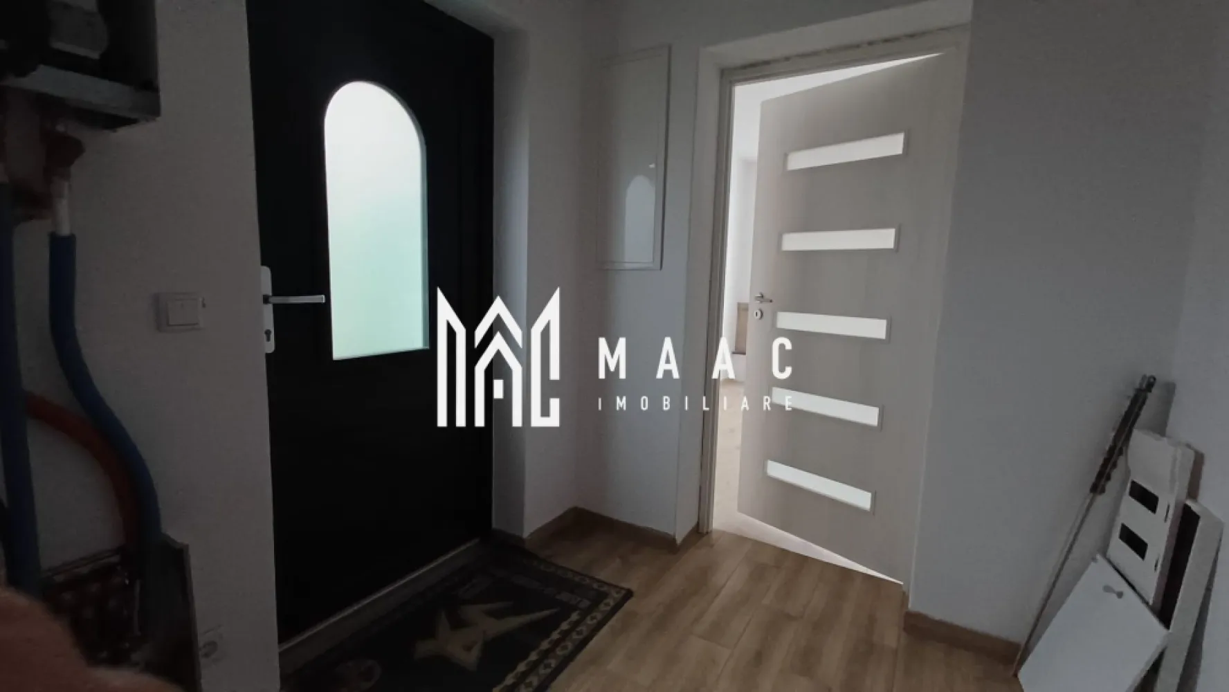 Casa individuala | La cheie | Renovata | 80 MP | Cisnadie - MAAC Imobiliare vă prezintă o casa situata în zona centrală a Cisnădiei. Casa fost renovata complet anul trecut fiind pregătita să devină noul dumneavoastră cămin. Compartimentare: 2 camere Bucătărie cu loc de luat masa Cămară Dressing Baie Hol Garaj dotat cu șaht Bucătărie de vară compusă din 2 încăperi 2 pivnițe Magazie pentru lemne Pod Anexe gospodărești Terasă și grădină cu acces direct din casă Modernizări recente: Instalație electrică trifazică nouă Instalație apă-canal complet refăcută Centrală termică cu calorifere din aluminiu Șemineu cu distribuție de căldură în toată casa Geamuri tripan Ușă de intrare din termopan Pardoseli și finisaje: parchet, gresie, faianță Casa se predă la cheie – în prezent este în lucru și urmează a fi montat parchetul, gresia și obiectele sanitare. Beneficii suplimentare: Curte comună împărțită doar cu alți 2 vecini Doar o vecină locuiește permanent în curte, ceea ce asigură intimitate și liniște Locație centrală, cu acces facil către toate punctele de interes din Cisnădie. Pentru mai multe detalii precizati telefonic ca ati vazut anuntul cu ID: CP2716837 }}