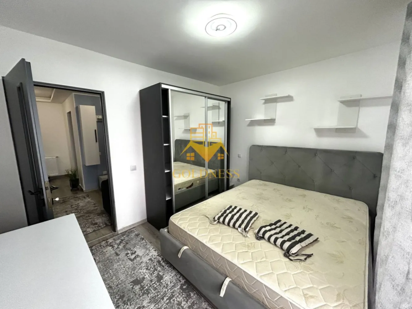 2 camere open space, Parcare, Modern, Stejarului, Panemar, Floresti - GOLDNESS Imobiliare vă propune spre închiriere un apartament cu 2 camere open space, complet mobilat și utilat, la etajul 1 într-un imobil de 4 etaje, situat în Floresti.
Dispune de loc de parcare!
Se află în apropierea stațiilor de transport în comun, magazine, restaurante, spații verzi, farmacii, etc. 

Apartamentul este compartimentat astfel:
 - dormitor cu pat matrimonial, dressing, noptiere
 - living cu bucatarie open space complet utilată și mobilată, canapea extensibilă, loc de servit masa 
 - baie cu cabina de dus, calorifer port prosop și dulap pentru depozitare.
 - terasa de 10 mp.

Imobilul este dotat cu toate cele necesare- centrală proprie, frigider, aragaz, hotă, mașină de spălat haine si vase, etc. 

Dacă sunteți interesați de acest apartament și doriți să îl vizionați, dar și pentru alte oferte nu ezitați să ne contactați telefonic sau prin e-mail. Vă stăm la dispoziție!
Pentru intermediere se percepe un comision de 50% din prețul chiriei!