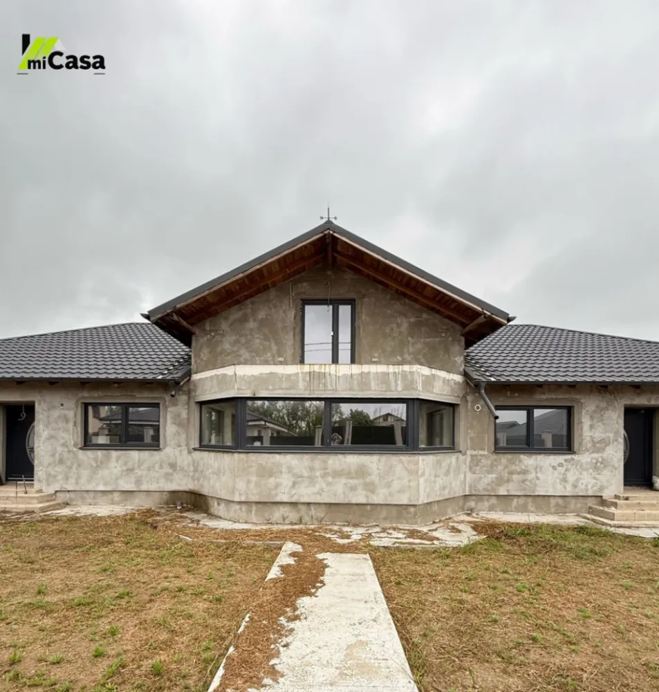 Casă cu 6 camere, în Șendreni - Vă propunem spre vânzare o proprietate deosebită, concepută pentru a oferi confort absolut unei familii numeroase sau pentru a fi locuită confortabil de două familii. Cu o suprafață construită desfășurată de 293 mp și un teren generos, această casă îmbină perfect spațiile interioare monumentale cu o zonă exterioară ideală pentru relaxare.

Suprafață teren: 990 mp
Suprafață construită (și desfășurată): 293 mp
Curte amenajată: 170 mp alei/trotuare + 527 mp spații verzi/plante
Număr camere: 6 (5 dormitoare + living)
-Mansardă utilizabilă
-Beci

Detalii suprafețe interioare:
Living: 51,2 mp 
Bucătărie: 19,2 mp
Dormitoare: 4 dormitoare x 15 mp + 1 dormitor x 14 mp
Băi: 2 băi x 10 mp + 1 baie x 13,6 mp (echipate cu sisteme Grohe)
Anexe: Cameră depozitare (8,2 mp) + 2 Camere tehnice (8,4 mp / 5,2 mp)

Specificații tehnice de top incluse:

Sistem de ventilație cu recuperare de căldură și purificare Prana
Încălzire în pardoseală cu control la distanță (compatibilă cu smartphone-ul)
Tâmplărie PVC Salamander BlueEvolution
Acoperiș din tablă Rufster (calitate premium)
Pardoseală finisată cu rășină epoxidică (toată casa)
Tavane extensibile și pereți cu var decorativ Spiver
Utilități: Apă și curent conectate, fosă septică 4x4, gaz la poartă
Fundație turnată în curte pentru foișor și garaj.

Pentru detalii suplimentare sau pentru a programa o vizionare, vă stăm la dispoziție!