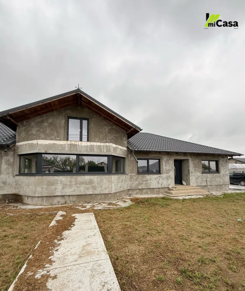 Casă cu 6 camere, în Șendreni - Vă propunem spre vânzare o proprietate deosebită, concepută pentru a oferi confort absolut unei familii numeroase sau pentru a fi locuită confortabil de două familii. Cu o suprafață construită desfășurată de 293 mp și un teren generos, această casă îmbină perfect spațiile interioare monumentale cu o zonă exterioară ideală pentru relaxare.

Suprafață teren: 990 mp
Suprafață construită (și desfășurată): 293 mp
Curte amenajată: 170 mp alei/trotuare + 527 mp spații verzi/plante
Număr camere: 6 (5 dormitoare + living)
-Mansardă utilizabilă
-Beci

Detalii suprafețe interioare:
Living: 51,2 mp 
Bucătărie: 19,2 mp
Dormitoare: 4 dormitoare x 15 mp + 1 dormitor x 14 mp
Băi: 2 băi x 10 mp + 1 baie x 13,6 mp (echipate cu sisteme Grohe)
Anexe: Cameră depozitare (8,2 mp) + 2 Camere tehnice (8,4 mp / 5,2 mp)

Specificații tehnice de top incluse:

Sistem de ventilație cu recuperare de căldură și purificare Prana
Încălzire în pardoseală cu control la distanță (compatibilă cu smartphone-ul)
Tâmplărie PVC Salamander BlueEvolution
Acoperiș din tablă Rufster (calitate premium)
Pardoseală finisată cu rășină epoxidică (toată casa)
Tavane extensibile și pereți cu var decorativ Spiver
Utilități: Apă și curent conectate, fosă septică 4x4, gaz la poartă
Fundație turnată în curte pentru foișor și garaj.

Pentru detalii suplimentare sau pentru a programa o vizionare, vă stăm la dispoziție!