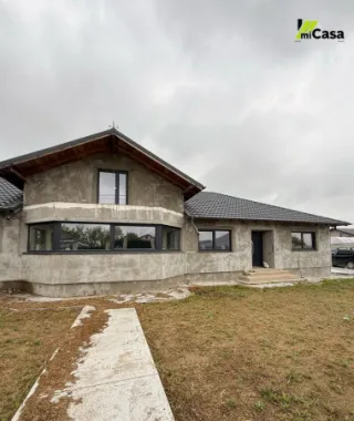 Casă cu 6 camere, în Șendreni
