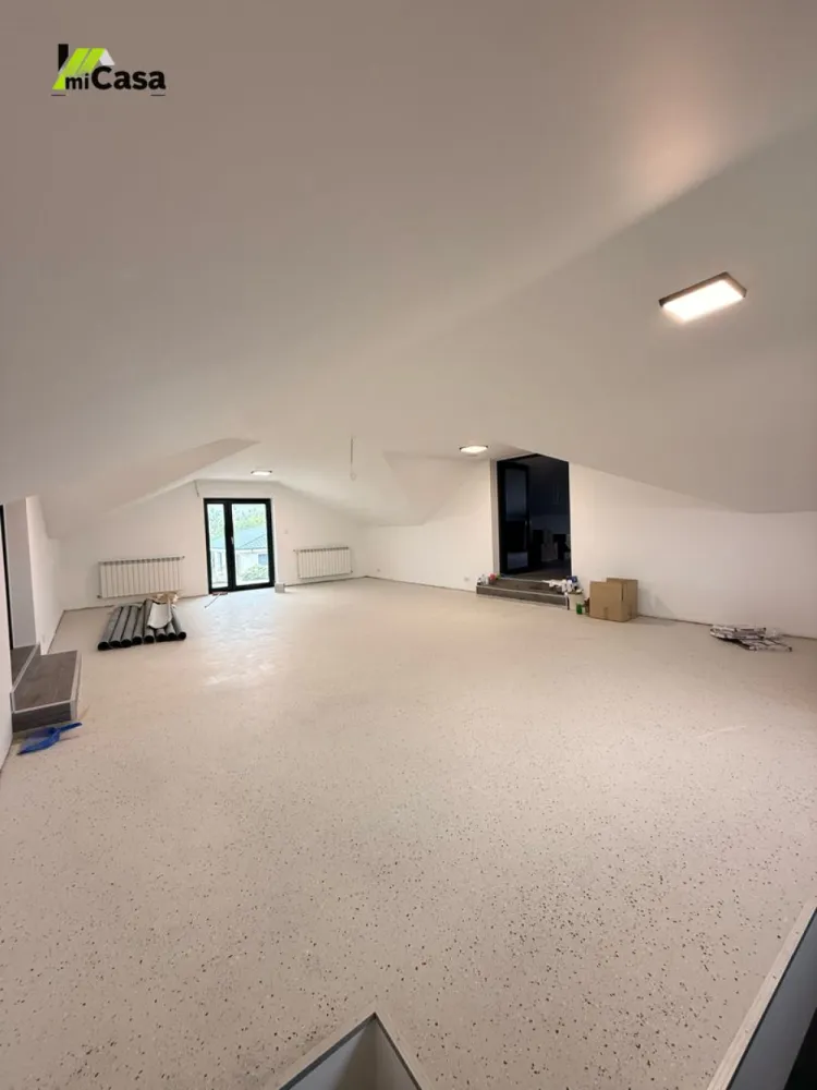 Casă cu 6 camere, în Șendreni