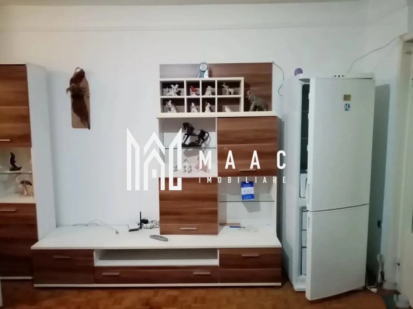 Apartament 2 camere | Etaj 2 | Balcon | Zona Rahova - MAAC Imobiliare vă prezintă spre vânzare un apartament cu 2 camere, situat la etajul 2 al unui imobil din zona Rahova. Caracteristici: Apartament cu 2 camere, compartimentare semidecomandată. Suprafață utilă de 42 mp. Situat la etajul 2 al unui imobil de 4 etaje. Compartimentare Hol de intrare. Bucătărie separată, poziționată pe partea stângă, mobilată. Living cu acces către balcon. Dormitor. Balcon închis cu geamuri termopan, cu suprafața de aproximativ 4 mp. Dotări și confort: Centrală termică proprie, cu calorifere. Ferestre din PVC cu geam termopan. Ușă metalică la intrare. Uși interioare din lemn. Pardoseli din parchet. Predare: Se vinde complet mobilat, fiind pregătit pentru mutare imediată sau închiriere. Avantaje zonă: Acces facil către mijloacele de transport în comun. Magazine, școli și alte facilități în proximitate. Pentru mai multe detalii precizati telefonic ca ati vazut anuntul cu ID: CP2884618 }}