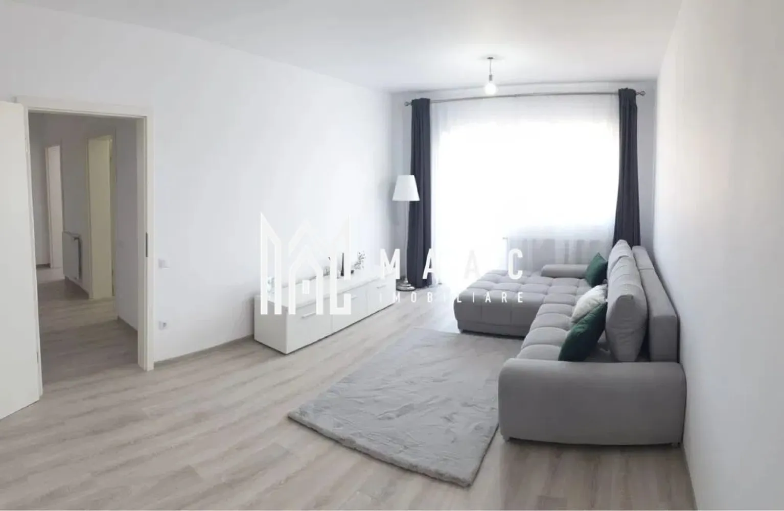 Apartament 2 camere | Etaj 2 | Decomandat | Mobilat complet - MAAC Imobiliare vă prezintă spre vânzare un apartament cu 2 camere, situat la etajul 2 al unui imobil din Șelimbăr. Caracteristici: Apartament cu 2 camere, compartimentare decomandată. Suprafață utilă de 56 mp. Situat la etajul 2 din 3. Imobil construit în anul 2016. Compartimentare: Hol de acces. Living luminos. Bucătărie separată. Dormitor. Baie dotată cu cadă și geam pentru aerisire naturală. Balcon cu iesire atat din living cat si din dormitor. Dotări și confort: Centrală termică proprie cu calorifere. Apartamentul se vinde complet mobilat și utilat. Stare și funcționalitate: Locuință bine întreținută, gata pentru mutare imediată. Localizare și avantaje: Zonă bine dezvoltată, cu acces rapid la magazine, supermarketuri, farmacii, școli și alte puncte de interes. Pentru mai multe detalii precizati telefonic ca ati vazut anuntul cu ID: CP2884605 }}