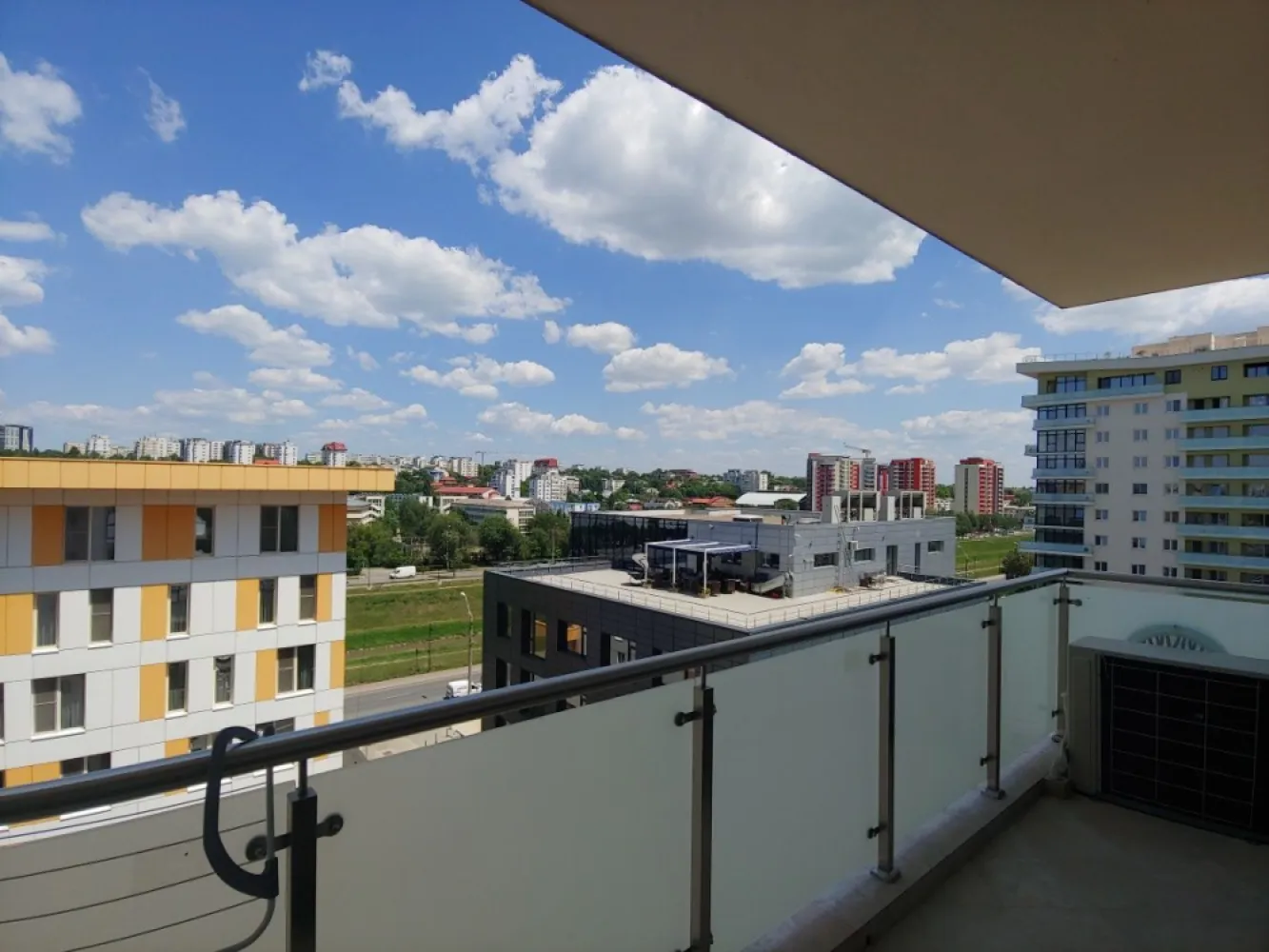 Apartament 2 camere Conest Tudor - Apartament 2 camere decomandat din 2020
Conest Grand Residence(Iulius Mall)
64 mp(58 mp utili+ 6mp balcon)
etaj intermediar-7
Loc de parcare suprateran inclus
Mobilat integral
Orientare către Splai Bahlui
Servicii si utilitati: Bloc fără gaz(costuri reduse), paza, parcare
Lângă spatii comerciale, Iulius Mall și universități
Locuit doar de proprietar
Termen de habitatie variabil.
Se vinde mobilat și cu loc de parcare.
Ușor negociabil