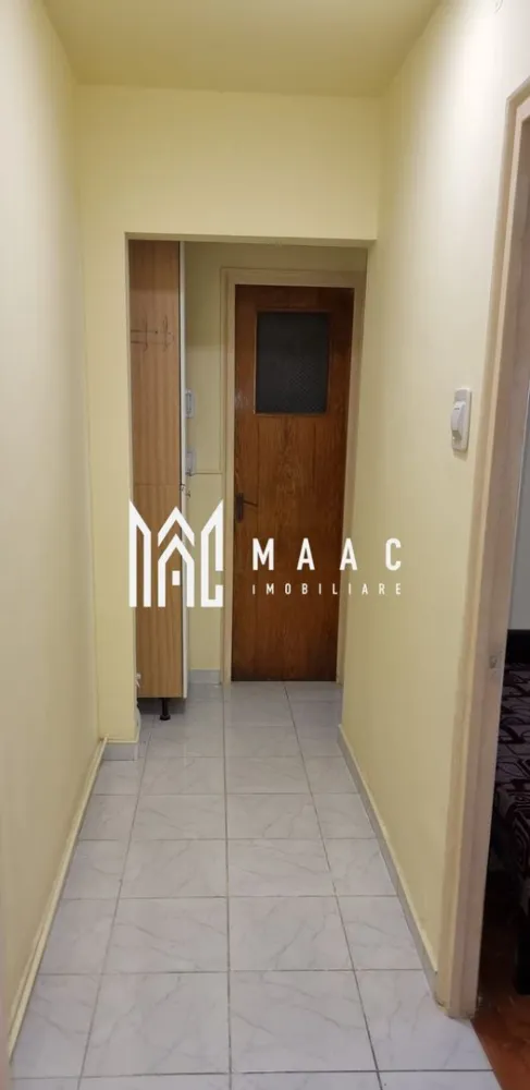 Apartament 2 camere | Parter | Mihai Viteazu - Hipodrom - MAAC Imobiliare ofera spre inchiriere apartament cu 2 camere, decomandat, complet mobilat si utilat, in zona Mihai Viteazu - Hipodrom II.

Locuinta are suprafata utila de 28mp, este situata la parterul unui imobil cu 4 etaje si este alcatuita din dormitor, living open space cu bucatarie, baie si hol.

Apartamentul este situat intr-o zona linistita, avantajoasa, fiind la 5 minute de mers pe jos de parcul SubArini si la cateva minute pana la farmacii/magazine/frizerii.

Loc de parcare se gaseste usor in fata blocului, sau in apropiere.

Nu se accepta animale de companie in incinta. Se inchiriaza pe termen lung, minim 1 an si se percepe o garantie in cuantumul unei chirii lunare. Disponibilitate imediată.

Pentru mai multe detalii precizati telefonic ca ati vazut anuntul cu ID: CP2693373