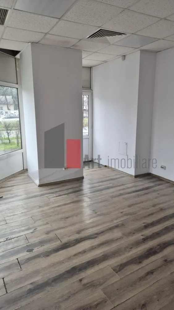 Spatiu Comercial de inchiriat, Ghencea, 60mp, Vitrina 10ml - Închiriere Spațiu Comercial – Ghencea | Poziționare Stradală | Vitrină | Curent Trifazic

Se oferă spre închiriere un spațiu comercial situat în zona Ghencea, cu o poziționare stradală de excepție ce garantează o vizibilitate maximă și un flux constant de pietoni și autovehicule. Proprietatea dispune de o suprafață de 60 mp, fiind configurată optim pentru o gamă largă de activități de retail, showroom, reprezentanță, servicii, cabinet medical sau activități comerciale ce necesită expunere directă.

Unul dintre principalele avantaje ale acestui spațiu este vitrina generoasă care permite o amenajare atractivă și o promovare eficientă a produselor sau serviciilor dumneavoastră. Locația este complet racordată la utilități profesionale, oferind infrastructura ideală pentru pornirea rapidă a oricărui tip de afacere.

Detalii spațiu:

Suprafață utilă de 60 mp distribuită practic într-un spațiu deschis și adaptabil

Poziționare stradală cu acces direct din trotuar pentru clienți

Vitrină mare ce asigură lumină naturală excelentă și un impact vizual deosebit

Prevăzut cu grup sanitar propriu complet utilat și funcțional

Compartimentare flexibilă ce permite personalizarea în funcție de specificul activității

Utilități și facilități:

Curent trifazic ce oferă puterea necesară pentru echipamente profesionale sau sisteme de climatizare mari

Conectat complet la rețelele publice de utilități respectiv apă, gaz și canalizare

Infrastructură energetică solidă optimizată pentru utilizare comercială intensă

Contorizare separată pentru toate utilitățile pentru un management eficient al costurilor

Spațiu curat, bine întreținut și pregătit pentru amenajarea finală

Avantaje:

Localizare strategică în zona Ghencea pe o arteră cu trafic intens și vad comercial format

Vizibilitate stradală excelentă ce reduce considerabil costurile ulterioare de marketing

Prezența curentului trifazic și a gazului extinde opțiunile de utilizare ale spațiului

Suprafață optimă (60 mp) ușor de gestionat și de organizat logistic

Acces facil pentru clienți, colaboratori și pentru activitățile de aprovizionare

Condiții de închiriere:

Sistem de plată flexibil: 1 lună avans + 1 lună garanție plus luna în curs

Disponibilitate imediată pentru preluare și începerea amenajărilor

Vizualizarea spațiului se poate realiza cu o programare prealabilă

Pentru mai multe detalii sau pentru programarea unei vizionări, vă stăm la dispoziție.