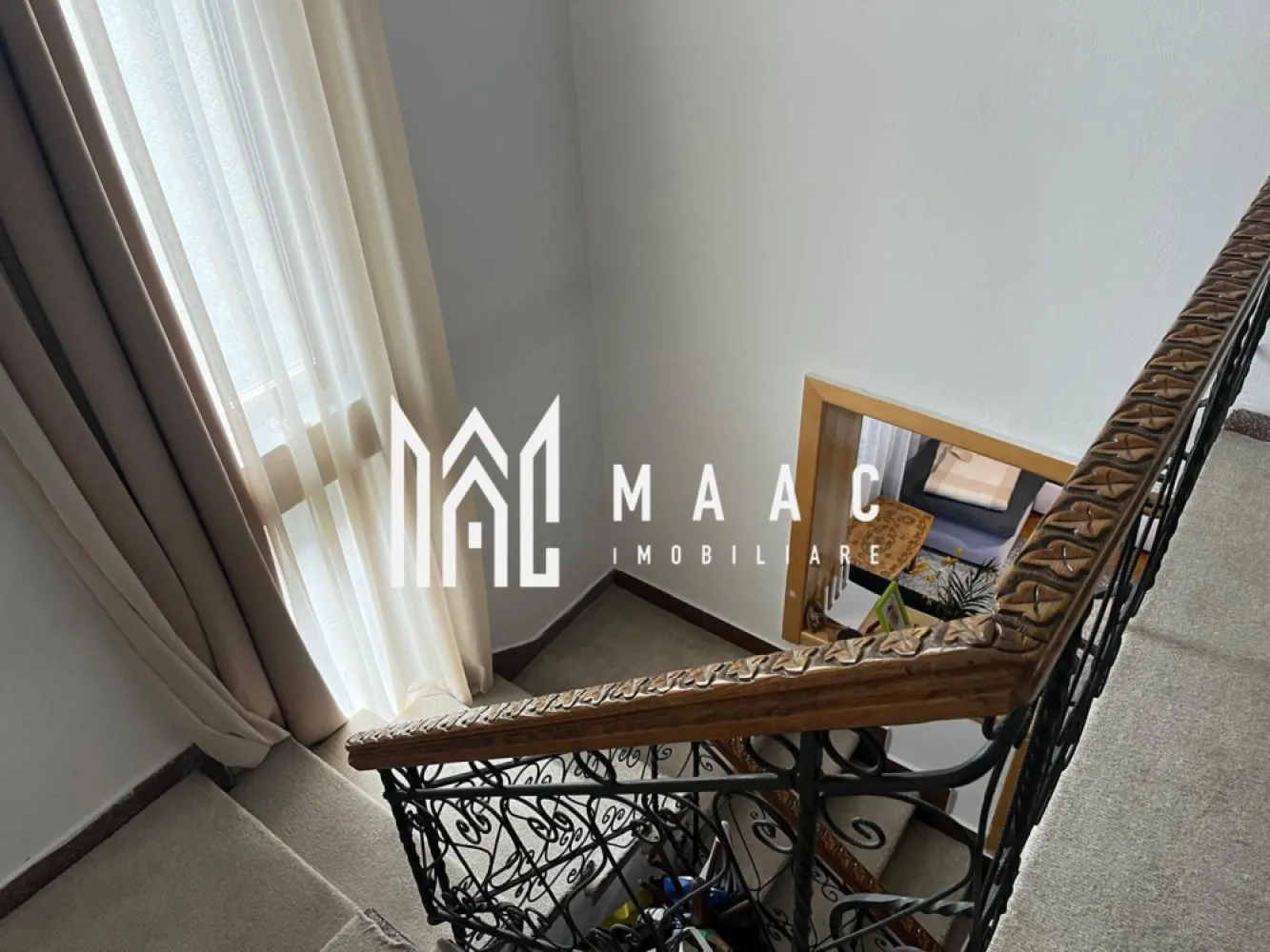 CASA VANZARE | ULTRACENTRAL | TEREN 600 MP - MAAC Imobiliare vă propune spre vânzare o vilă renovată, cu suprafața de 202 mp și teren generos de 600 mp, ideală pentru cei care caută o proprietate spațioasă, solidă și bine compartimentată. Construcția a fost finalizată în anul 1970 și oferă un echilibru între suprafața utilă, curtea amplă și dotările existente.

Vila dispune de 5 camere, 3 toalete, 2 holuri, 1 bucătărie, scară interioară și 1 terasă la etaj. Proprietatea include tâmplărie tripan marca Salamander wenge 100 mm, parchet din stejar și beci de 16 mp, elemente care contribuie la confortul locuinței.

Terenul de 600 mp este organizat eficient, cu 200 mp de pavele, 102 mp amprentă la sol a casei, 1 garaj deschis și 1 foișor, oferind spațiu util atât pentru locuire, cât și pentru relaxare în aer liber.

Pentru vizionare, vă rugăm să menționați la telefon CP3052530.