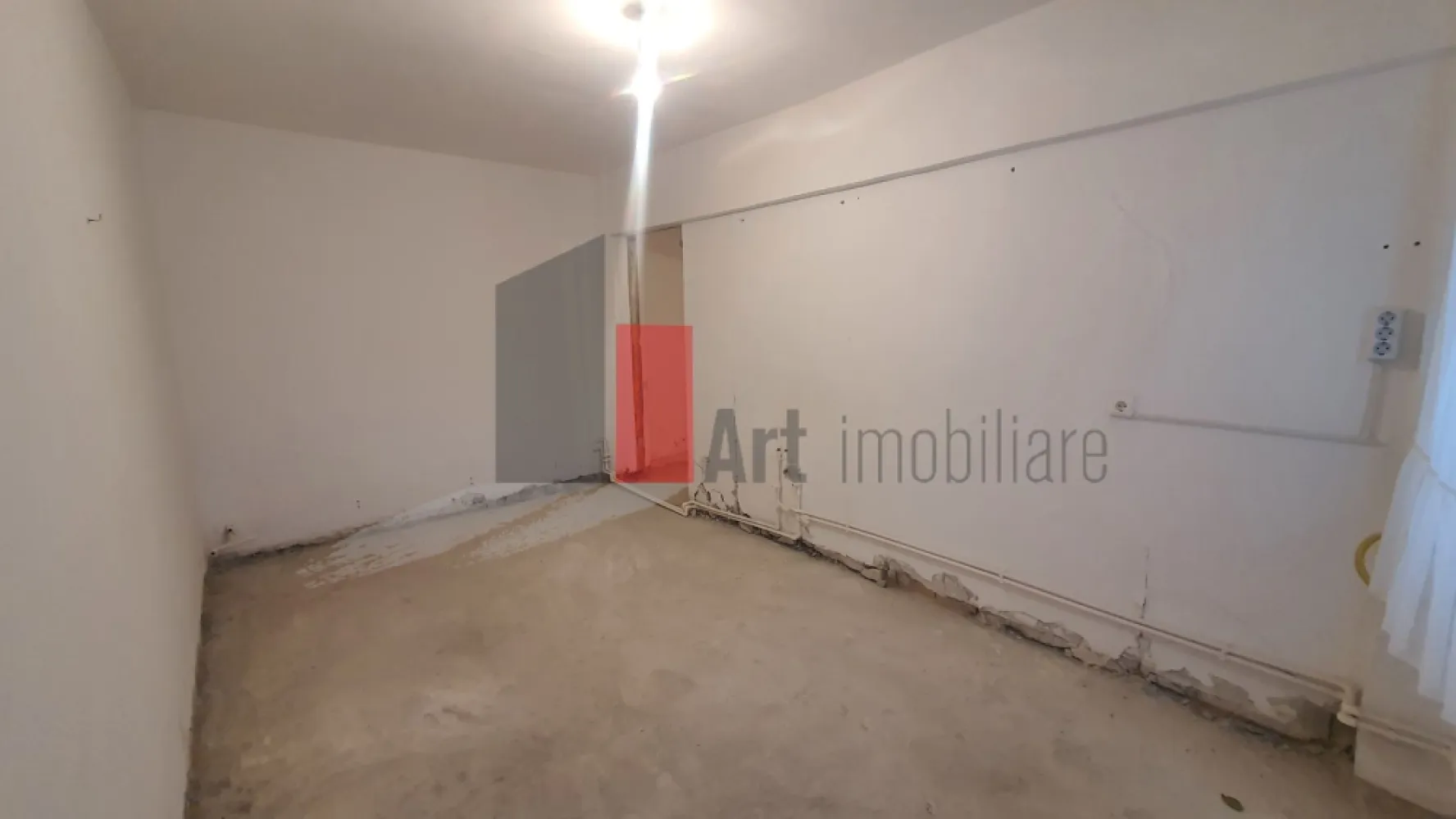 Ap 4 cam Giurgiu decomandat, parter - Va propun spre vanzare un apartament situat in orasul Giurgiu, in Cartierul Tineretului, la parterul unui bloc solid construit in 1986. Cu o suprafata utila impresionanta de 106,44 mp si intrare separata, acest apartament poate deveni locuinta visurilor tale! Caracteristici cheie: Incalzire proprie: Centrala termica si caloriferele trebuie montate, oferindu-ti libertatea de a alege solutia dorita. Contorizare separata: Gestionezi independent utilitatile. Stare „la gri”: Personalizeaza apartamentul exact pe gustul tau! Parcare usoara: Posibilitate de parcare libera pe strada. 
 Nu rata ocazia de a transforma acest spatiu generos intr-un camin modern si personalizat! Pentru mai multe detalii si pentru a programa o vizionare, te invit sa ma contactezi. Sunt aici sa te ajut si sa-ti ofer toate informatiile necesare. 📞 Hai sa discutam si sa vizionam impreuna aceasta proprietate unica!