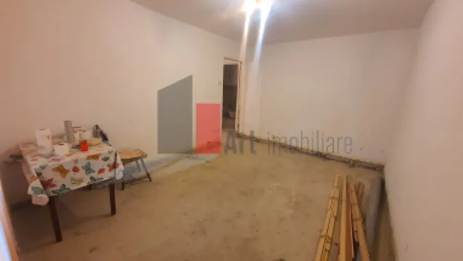Ap 4 cam Giurgiu decomandat, parter
