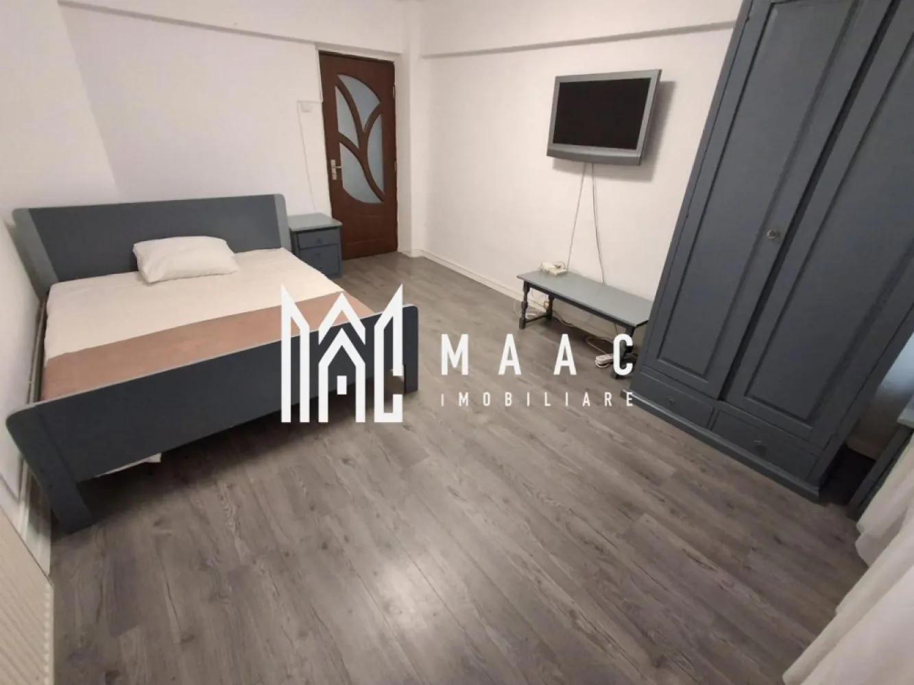 Apartament 2 camere | Decomandat | Renovat | Central - MAAC Imobiliare ofera spre inchiriere apartament cu 2 camere, complet mobilat si utilat, in zona Centrala.

Locuinta decomandata a fost recent renovata, se afla la etajul 4, are suprafata utila de 53mp si este alcatuita din doua dormitoare, bucatarie (+camara), debara, baie si hol.

Aferent - pivnita.

Amplasamentul blocului este unul avantajos, aflandu-se la 15 minute de mers pe jos de centru, la 5 minute de magazine, farmacii, cafenele.

Se percepe o chirie in avans si garantie in cuantumul unei chirii lunare. Se inchiriaza pe o perioada de minim 12 luni. Disponibilitate imediata.

Pentru mai multe detalii, va rugam specificati telefonic: CP2751199