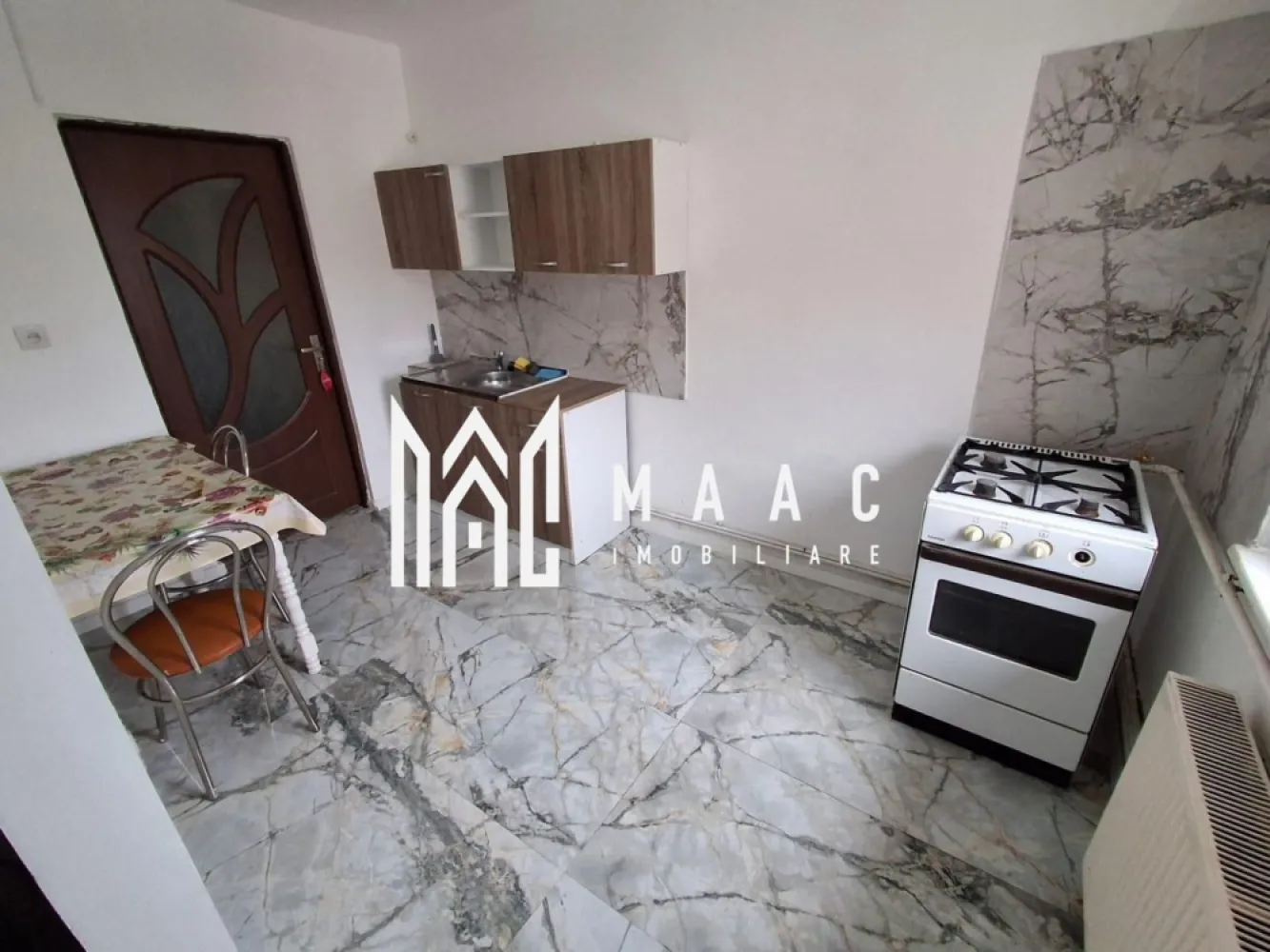 Apartament 2 camere | Decomandat | Renovat | Central - MAAC Imobiliare ofera spre inchiriere apartament cu 2 camere, complet mobilat si utilat, in zona Centrala.

Locuinta decomandata a fost recent renovata, se afla la etajul 4, are suprafata utila de 53mp si este alcatuita din doua dormitoare, bucatarie (+camara), debara, baie si hol.

Aferent - pivnita.

Amplasamentul blocului este unul avantajos, aflandu-se la 15 minute de mers pe jos de centru, la 5 minute de magazine, farmacii, cafenele.

Se percepe o chirie in avans si garantie in cuantumul unei chirii lunare. Se inchiriaza pe o perioada de minim 12 luni. Disponibilitate imediata.

Pentru mai multe detalii, va rugam specificati telefonic: CP2751199
