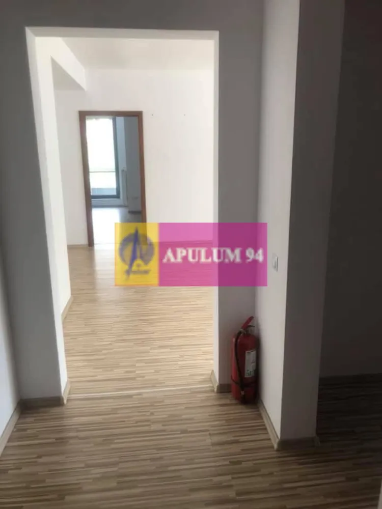 Spatiu birouri Drumul Sarii. - Compania imobiliara Apulum 94 va propune spre inchiriere un spatiu de birouri situat stradal pe Drumul Sarii, la etajul 3 al unui imobil de birouri S+P+3 , construit in anul 2010. 
Spatiul este compartimentat in 3 camere + dependinte, o baie, hol, bucatarie la care se adauga 3 balcoane. 
Spatiul este contorizat separat si este finisat. 
Pentru vizionare si alte detalii nu ezitati sa ma contactati pe nr 0733683446- Laura Ionescu.
Comisionul agentiei este 50%+ tva.