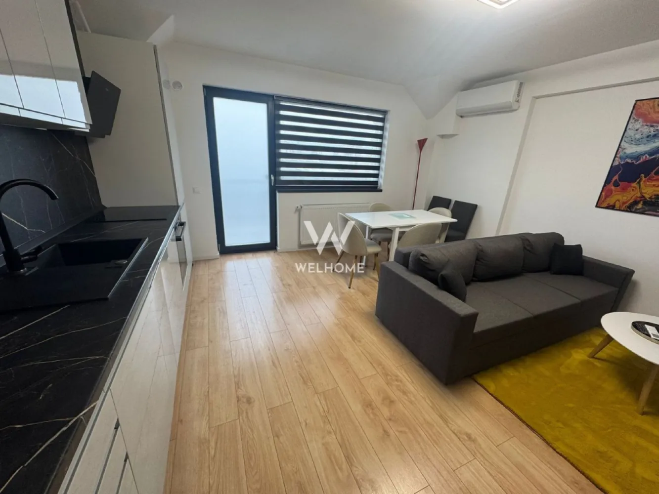 Apartament NOU gata de mutat, Arhitectilor, Sibiu - Va prezentam un apartament de 3 camere si 2 bai, situat in cartierul Arhitectilor, bloc NOU CU LIFT. Suprafata utila totala: 75.9mp Etaj 3 Compartimentare: Primul nivel: hol, living cu bucatarie si acces pe balcon 6.2 mp, un dormitor si scara pentru accesul la mansarda Mansarda: hol, un dormitor/birou si o baie Apartamentul este nou, complet mobilat si utilat (conform fotografii), se cumpara DIRECT DE LA DEZVOLTATOR, fara comision la cumparator. Pret: 135000 euro Detalii si vizionari : 0752.088.381 Roxana }}