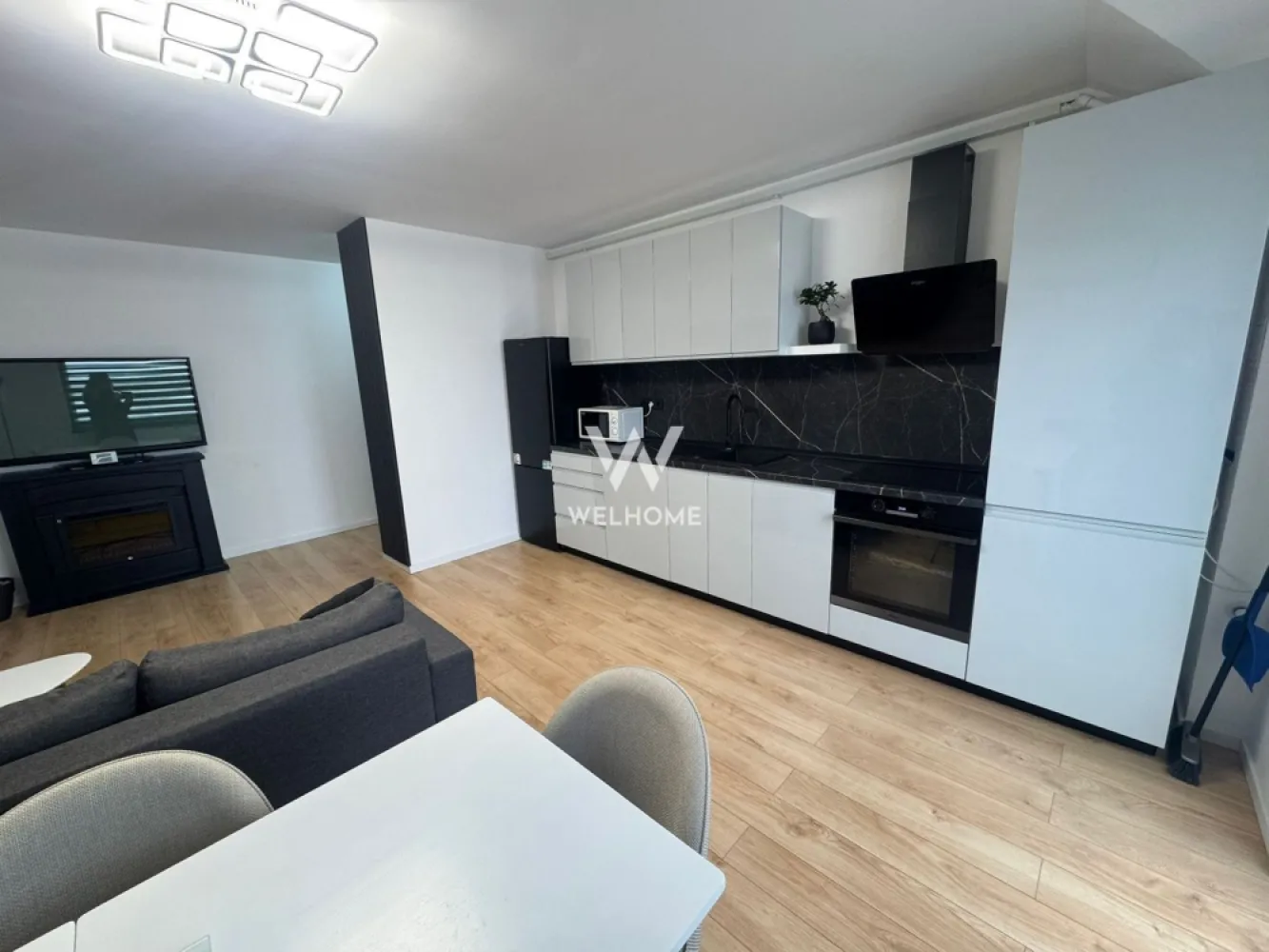 Apartament NOU gata de mutat, Arhitectilor, Sibiu - Va prezentam un apartament de 3 camere si 2 bai, situat in cartierul Arhitectilor, bloc NOU CU LIFT. Suprafata utila totala: 75.9mp Etaj 3 Compartimentare: Primul nivel: hol, living cu bucatarie si acces pe balcon 6.2 mp, un dormitor si scara pentru accesul la mansarda Mansarda: hol, un dormitor/birou si o baie Apartamentul este nou, complet mobilat si utilat (conform fotografii), se cumpara DIRECT DE LA DEZVOLTATOR, fara comision la cumparator. Pret: 135000 euro Detalii si vizionari : 0752.088.381 Roxana }}