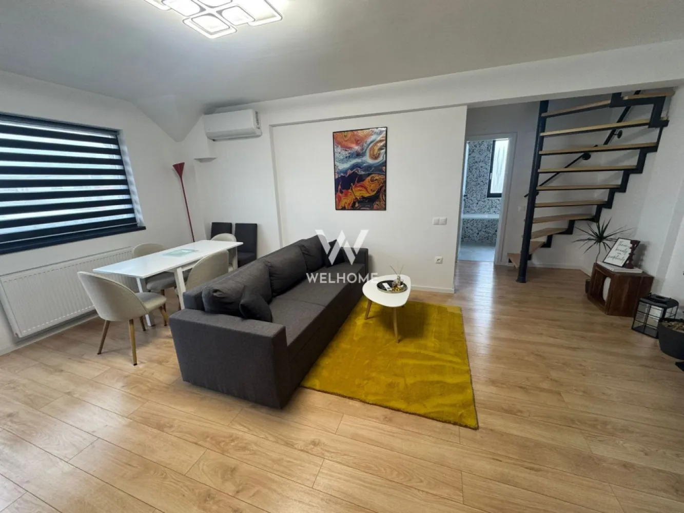 Apartament NOU gata de mutat, Arhitectilor, Sibiu - Va prezentam un apartament de 3 camere si 2 bai, situat in cartierul Arhitectilor, bloc NOU CU LIFT. Suprafata utila totala: 75.9mp Etaj 3 Compartimentare: Primul nivel: hol, living cu bucatarie si acces pe balcon 6.2 mp, un dormitor si scara pentru accesul la mansarda Mansarda: hol, un dormitor/birou si o baie Apartamentul este nou, complet mobilat si utilat (conform fotografii), se cumpara DIRECT DE LA DEZVOLTATOR, fara comision la cumparator. Pret: 135000 euro Detalii si vizionari : 0752.088.381 Roxana }}