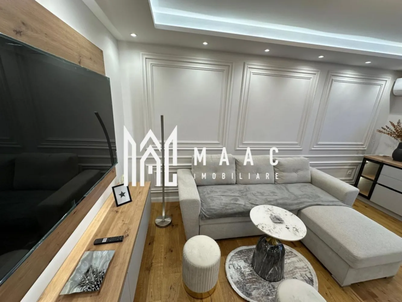 Apartament 2 camere | Prima Inchiriere | AC | D. Stanca - MAAC vă propune spre închiriere un apartament de 2 camere, situat în zona Doamna Stanca – Șelimbăr, într-un imobil nou, modern și elegant.

Apartamentul se află la prima închiriere, totul fiind complet nou, realizat cu finisaje premium și mobilat în stil modern, cu mult bun gust și atenție la detalii.

Locuința este compartimentată eficient și oferă un spațiu confortabil și luminos, ideal pentru persoane care își doresc confort, eleganță și acces facil către toate punctele de interes din zonă.

Dotări și beneficii:

mobilat și utilat lux;
electrocasnice noi;
finisaje moderne și materiale de calitate;
loc de parcare inclus;
imobil nou;
zonă liniștită și accesibilă;
prima închiriere.

Pentru mai multe detalii și programarea unei vizionări, precizați telefonic că ați văzut anunțul cu CP3116176