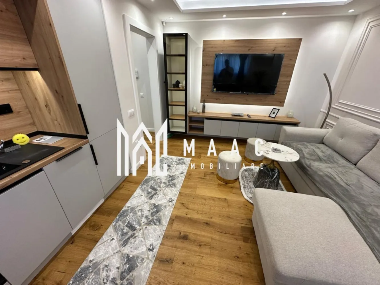 Apartament 2 camere | Prima Inchiriere | AC | D. Stanca - MAAC vă propune spre închiriere un apartament de 2 camere, situat în zona Doamna Stanca – Șelimbăr, într-un imobil nou, modern și elegant.

Apartamentul se află la prima închiriere, totul fiind complet nou, realizat cu finisaje premium și mobilat în stil modern, cu mult bun gust și atenție la detalii.

Locuința este compartimentată eficient și oferă un spațiu confortabil și luminos, ideal pentru persoane care își doresc confort, eleganță și acces facil către toate punctele de interes din zonă.

Dotări și beneficii:

mobilat și utilat lux;
electrocasnice noi;
finisaje moderne și materiale de calitate;
loc de parcare inclus;
imobil nou;
zonă liniștită și accesibilă;
prima închiriere.

Pentru mai multe detalii și programarea unei vizionări, precizați telefonic că ați văzut anunțul cu CP3116176