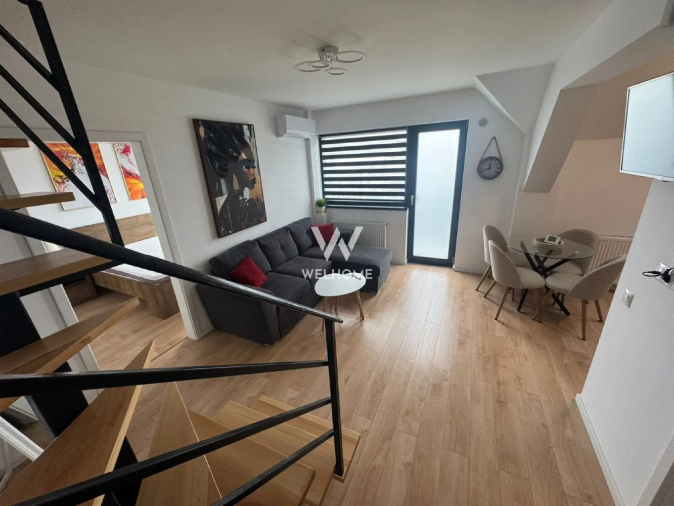Apartament NOU READY TO MOVE, Arhitectilor, Sibiu - Va prezentam un apartament de 3 camere si 2 bai, situat in cartierul Arhitectilor, bloc NOU CU LIFT. Suprafata utila totala: 67.5mp Compartimentare: Primul nivel: hol, living cu bucatarie , dormitor, balcon 7.6mp si scara pentru accesul la mansarda Mansarda: hol, un dormitor/birou si o baie Apartamentul este nou, complet mobilat si utilat (conform fotografii), se cumpara DIRECT DE LA DEZVOLTATOR, fara comision la cumparator. Pret: 125000 euro Detalii si vizionari : 0752.088.381 Roxana }}
