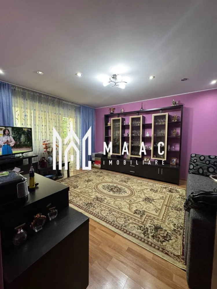 Apartament 2 camere | Etaj 1 | Zona Ostroveni | Gigacalorimetru - MAAC Imobiliare vă propune spre vânzare un apartament confortabil și bine compartimentat, situat în cartierul Ostroveni, la etajul 1, într-o zonă liniștită și apreciată, aproape de școli, magazine și bulevardul Dem Rădulescu.

Apartamentul este total decomandat și dispune de:

* hol spațios
* bucătărie separată
* dormitor cu baie în apropiere
* sufragerie luminoasă cu ieșire în balcon

Locuința este situată în mijlocul blocului, ceea ce oferă un confort termic foarte bun. Beneficiază de gigacalorimetre, tâmplărie din aluminiu, precum și instalații electrice și sanitare schimbate complet.

Se vinde nemobilat , fiind ideal atât pentru locuit, cât și pentru investiție. Mutare imediată.

Se acceptă credit ipotecar.

Pentru mai multe detalii și programări la vizionare, contactați MAAC Imobiliare. CP3119807