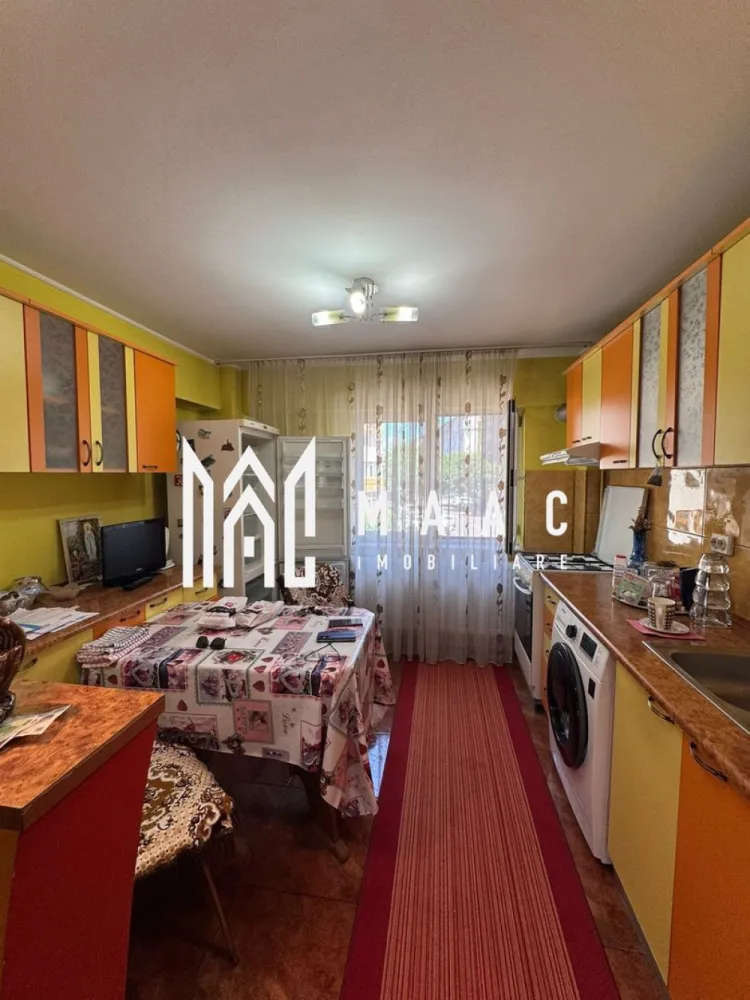 Apartament 2 camere | Etaj 1 | Zona Ostroveni | Gigacalorimetru - MAAC Imobiliare vă propune spre vânzare un apartament confortabil și bine compartimentat, situat în cartierul Ostroveni, la etajul 1, într-o zonă liniștită și apreciată, aproape de școli, magazine și bulevardul Dem Rădulescu.

Apartamentul este total decomandat și dispune de:

* hol spațios
* bucătărie separată
* dormitor cu baie în apropiere
* sufragerie luminoasă cu ieșire în balcon

Locuința este situată în mijlocul blocului, ceea ce oferă un confort termic foarte bun. Beneficiază de gigacalorimetre, tâmplărie din aluminiu, precum și instalații electrice și sanitare schimbate complet.

Se vinde nemobilat , fiind ideal atât pentru locuit, cât și pentru investiție. Mutare imediată.

Se acceptă credit ipotecar.

Pentru mai multe detalii și programări la vizionare, contactați MAAC Imobiliare. CP3119807
