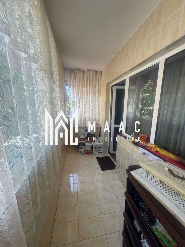Apartament 2 camere | Etaj 1 | Zona Ostroveni | Gigacalorimetru - MAAC Imobiliare vă propune spre vânzare un apartament confortabil și bine compartimentat, situat în cartierul Ostroveni, la etajul 1, într-o zonă liniștită și apreciată, aproape de școli, magazine și bulevardul Dem Rădulescu.

Apartamentul este total decomandat și dispune de:

* hol spațios
* bucătărie separată
* dormitor cu baie în apropiere
* sufragerie luminoasă cu ieșire în balcon

Locuința este situată în mijlocul blocului, ceea ce oferă un confort termic foarte bun. Beneficiază de gigacalorimetre, tâmplărie din aluminiu, precum și instalații electrice și sanitare schimbate complet.

Se vinde nemobilat , fiind ideal atât pentru locuit, cât și pentru investiție. Mutare imediată.

Se acceptă credit ipotecar.

Pentru mai multe detalii și programări la vizionare, contactați MAAC Imobiliare. CP3119807