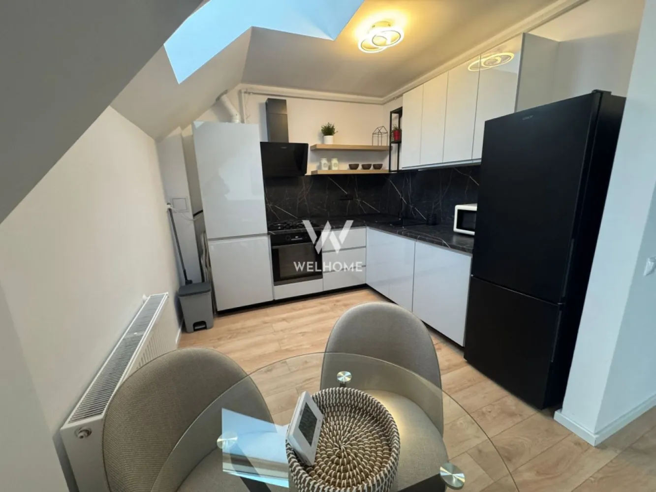 Apartament NOU READY TO MOVE, Arhitectilor, Sibiu - Va prezentam un apartament de 3 camere si 2 bai, situat in cartierul Arhitectilor, bloc NOU CU LIFT. Suprafata utila totala: 67.5mp Compartimentare: Primul nivel: hol, living cu bucatarie , dormitor, balcon 7.6mp si scara pentru accesul la mansarda Mansarda: hol, un dormitor/birou si o baie Apartamentul este nou, complet mobilat si utilat (conform fotografii), se cumpara DIRECT DE LA DEZVOLTATOR, fara comision la cumparator. Pret: 125000 euro Detalii si vizionari : 0752.088.381 Roxana }}