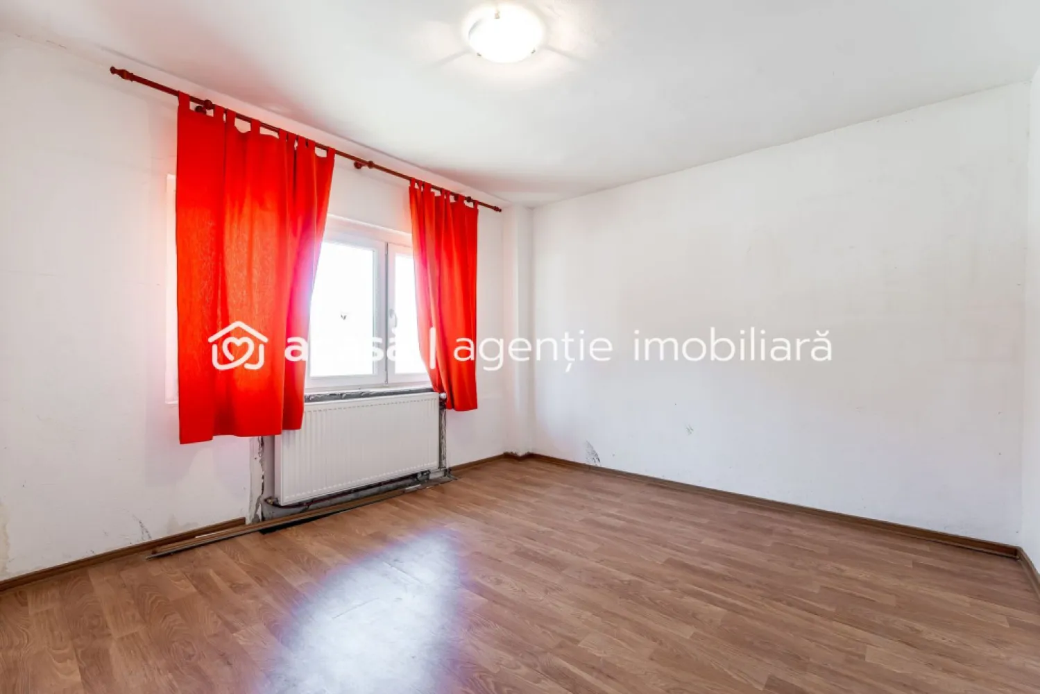 Apartament 2 camere, decomandat | Str Banul Maracine - Vă propunem spre vânzare un apartament cu 2 camere, decomandat, situat la parter înalt, într-o zonă apreciată din Arad, atât pentru locuit, cât și pentru investiție.

Locuința are o suprafață utilă de 50 mp și dispune de:
• compartimentare decomandată
• boxă pentru depozitare
• parter înalt
• spațiu bine compartimentat

Apartamentul necesită renovare, oferind astfel posibilitatea de a-l amenaja într-un stil modern și personalizat sau într-o investiție profitabilă pentru închiriere.

Zona este un mare avantaj, având în apropiere magazine precum Lidl și Kaufland, precum și acces facil către mijloace de transport, școli, farmacii și alte puncte de interes.

Preț: 69.000 Euro

📞 Detalii & vizionare: 0742 267 773 - Andreea Szuchanszki – Consultant imobiliar

Nu dispui de toată suma? Te ajutăm noi gratuit! Îți obținem oferte de la 16 bănci.
Ai o proprietate de vânzare în Arad și vrei să știi cât valorează cu adevărat?
Sună-mă pentru o evaluare gratuită, fără obligații!

Birou: ACASĂ | Agenție imobiliară Arad
Adresă: Bulevardul Decebal 2, Arad 310133