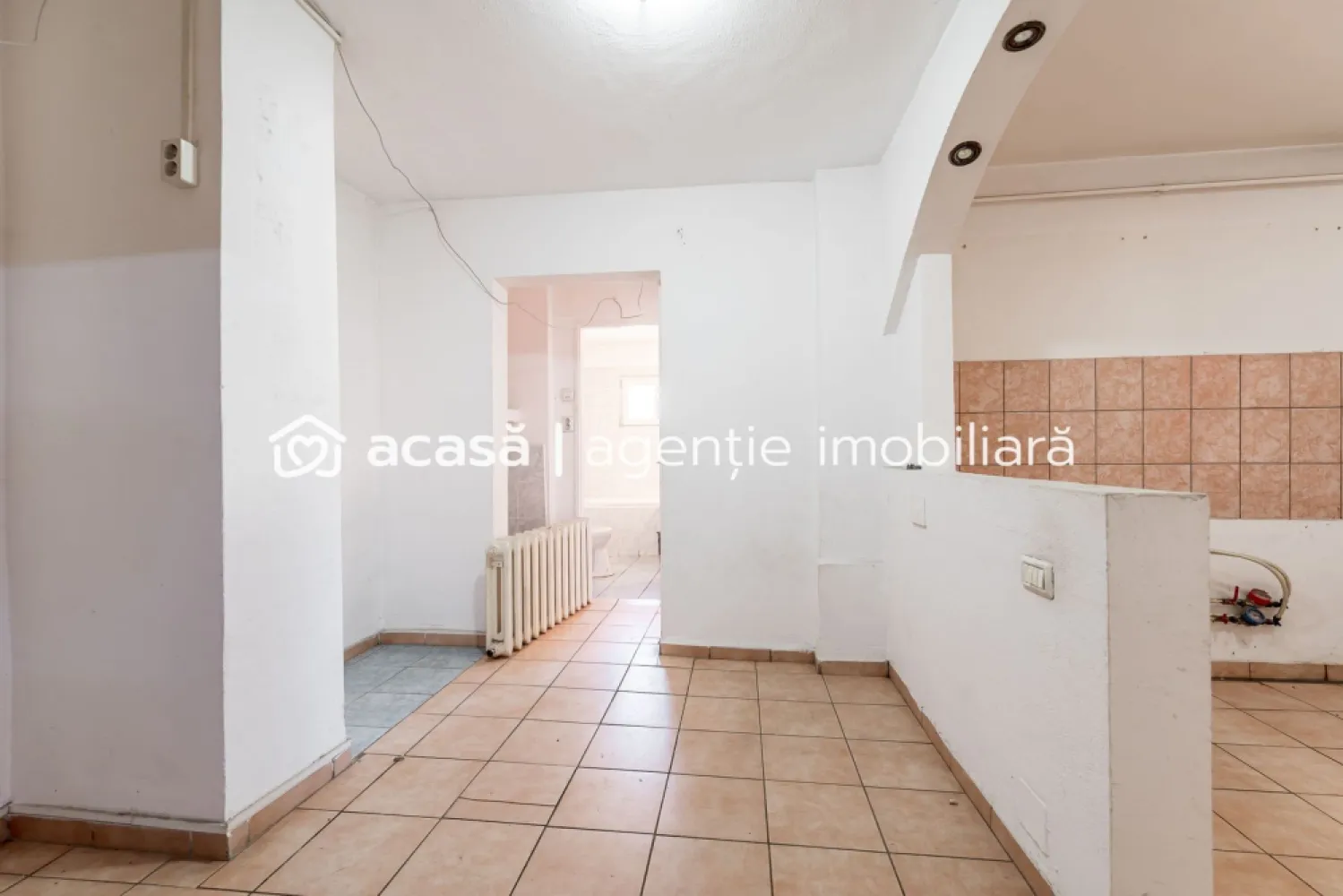 Apartament 2 camere, decomandat | Str Banul Maracine - Vă propunem spre vânzare un apartament cu 2 camere, decomandat, situat la parter înalt, într-o zonă apreciată din Arad, atât pentru locuit, cât și pentru investiție.

Locuința are o suprafață utilă de 50 mp și dispune de:
• compartimentare decomandată
• boxă pentru depozitare
• parter înalt
• spațiu bine compartimentat

Apartamentul necesită renovare, oferind astfel posibilitatea de a-l amenaja într-un stil modern și personalizat sau într-o investiție profitabilă pentru închiriere.

Zona este un mare avantaj, având în apropiere magazine precum Lidl și Kaufland, precum și acces facil către mijloace de transport, școli, farmacii și alte puncte de interes.

Preț: 69.000 Euro

📞 Detalii & vizionare: 0742 267 773 - Andreea Szuchanszki – Consultant imobiliar

Nu dispui de toată suma? Te ajutăm noi gratuit! Îți obținem oferte de la 16 bănci.
Ai o proprietate de vânzare în Arad și vrei să știi cât valorează cu adevărat?
Sună-mă pentru o evaluare gratuită, fără obligații!

Birou: ACASĂ | Agenție imobiliară Arad
Adresă: Bulevardul Decebal 2, Arad 310133
