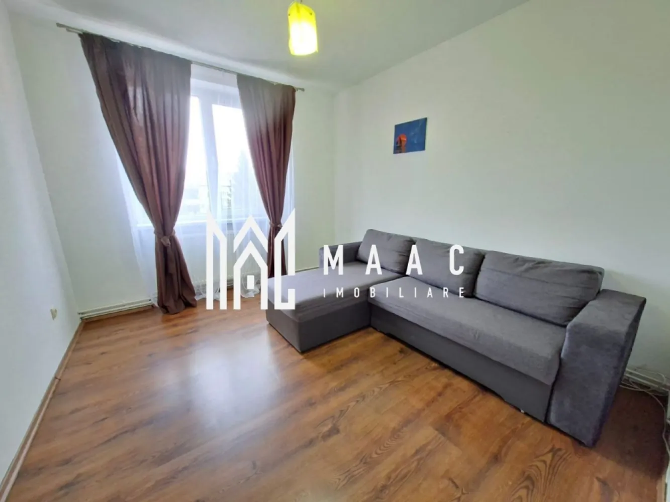 Apartament 3 camere| Balcon | 68MPU | Hipodrom - MAAC Imobiliare vă propune spre vanzare un apartament modern și complet utilat, ideal pentru persoane care își doresc confort, funcționalitate și acces rapid la facilitățile urbane.

Detalii apartament :

2 dormitoare
Living luminos și primitor
Bucătărie complet utilată
1 baie cu geam de aerisire și cadă
Balcon inchis
Dotări și utilități:
Aragaz, Frigider, Mașină de spălat rufe
Hota ,Cuptor cu microunde, TV

Încălzire prin calorifere, cu centrală termică proprie

Apartamentul este complet mobilat, pregătit pentru mutare imediată, și oferă un ambient cald și primitor .

Pentru mai multe detalii sau pentru a programa o vizionare, vă invităm să ne contactați specificand ID: CP3120031
