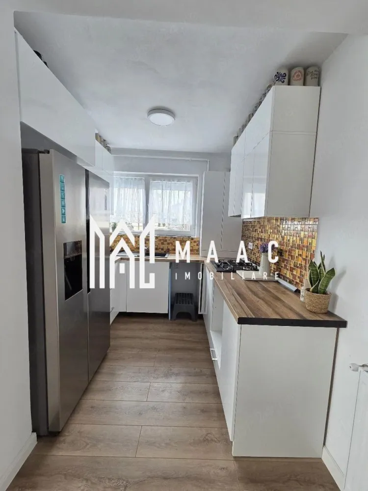 Apartament 3 Camere I 60MP I Parter I Cartierul Arhitectilor - MAAC Imobiliare vă propune spre vânzare un apartament cu 3 camere semidecomandat, situat la parter înalt, într-un imobil cochet cu doar 6 apartamente, ideal pentru cei care își doresc liniște, intimitate și confort.

Locuința are o suprafață utilă de 60 mp și beneficiază de o curte + grădină privată de 60 mp, spațiul perfect pentru relaxare, grătar, loc de joacă pentru copii sau pentru amenajarea unei terase de vis. Grădina se vinde separat, la prețul de aproximativ 20.000 euro. 

Apartamentul se predă complet „la cheie”, finisat modern și pregătit pentru mutare imediată:
- Centrală termică prin inducție Immergas – eficiență ridicată și confort termic sporit
- Rulouri exterioare la toate geamurile pentru intimitate și protecție
- Uși interioare Porta Doors
-Finisaje moderne și materiale de calitate
- Toate utilitățile funcționale și complet echipate

Cei 60 mp de curte și grădină privată reprezintă extensia perfectă a zonei de zi, oferind un stil de viață rar întâlnit la apartament. 
 Proprietatea este amplasată într-o zonă foarte bună, aproape de LIDL și de principalele puncte de interes ale orașului.

Pentru mai multe detalii sau programarea unei vizionări, nu ezitați să ne contactați specificand ID: CP3120004