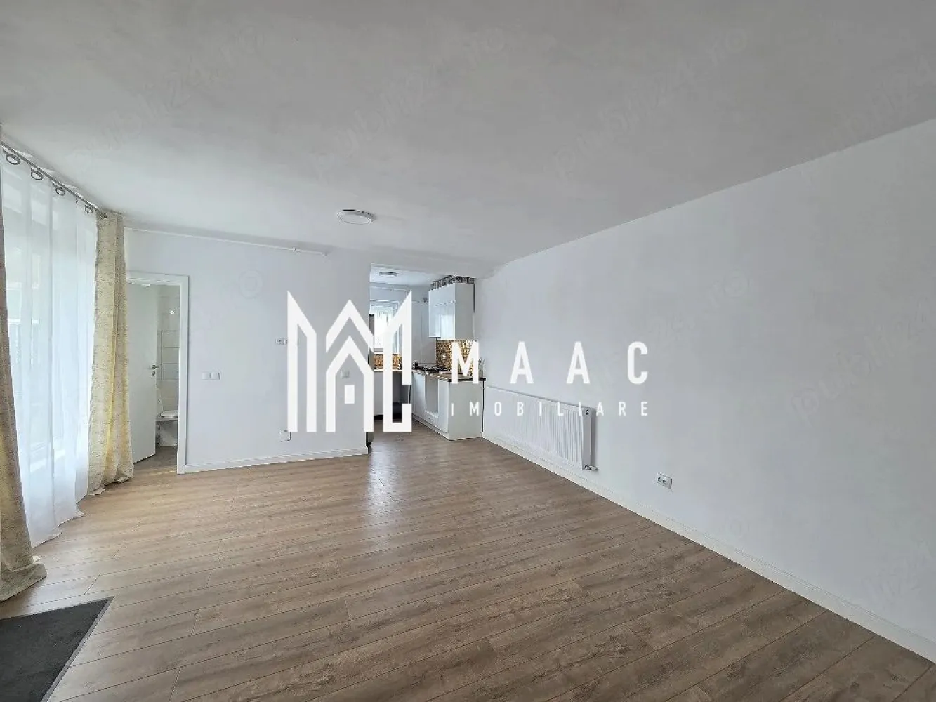Apartament 3 Camere I Etaj 1 I 60MPU I Zona Arhitecților - MAAC Imobiliare vă propune spre vânzare un apartament cu 3 camere semidecomandat, situat la etajul 1, într-un imobil cochet cu doar 6 apartamente, ideal pentru cei care își doresc confort, liniște și intimitate.

Locuința are o suprafață utilă de 60 mp și se predă complet mobilată și utilată, fiind pregătită pentru mutare imediată. 

Apartamentul beneficiază de:

- Rulouri exterioare la toate geamurile pentru intimitate și protecție
- Uși interioare Porta Doors
- Finisaje moderne și materiale de calitate
- Mobilier și electrocasnice incluse
- Toate utilitățile funcționale și complet echipate

Compartimentarea este practică și luminoasă, oferind un ambient plăcut atât pentru locuit, cât și pentru investiție. 

 Proprietatea este amplasată într-o zonă foarte bună, aproape de LIDL și de principalele puncte de interes ale orașului.

Pentru mai multe detalii sau programarea unei vizionări, nu ezitați să ne contactați specificand ID: CP3120053