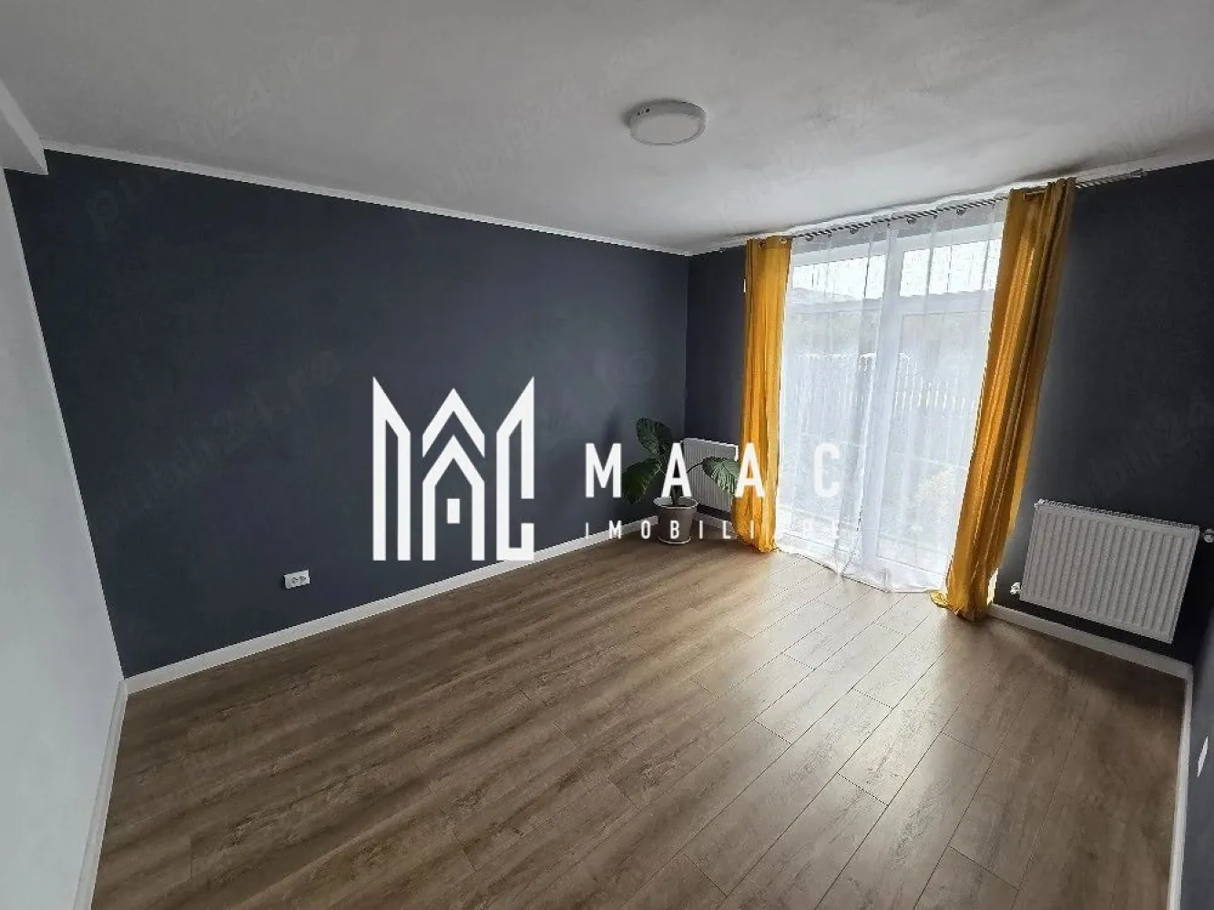 Apartament 3 Camere I 60MP I Parter I Cartierul Arhitectilor - MAAC Imobiliare vă propune spre vânzare un apartament cu 3 camere semidecomandat, situat la parter înalt, într-un imobil cochet cu doar 6 apartamente, ideal pentru cei care își doresc liniște, intimitate și confort.

Locuința are o suprafață utilă de 60 mp și beneficiază de o curte + grădină privată de 60 mp, spațiul perfect pentru relaxare, grătar, loc de joacă pentru copii sau pentru amenajarea unei terase de vis. Grădina se vinde separat, la prețul de aproximativ 20.000 euro. 

Apartamentul se predă complet „la cheie”, finisat modern și pregătit pentru mutare imediată:
- Centrală termică prin inducție Immergas – eficiență ridicată și confort termic sporit
- Rulouri exterioare la toate geamurile pentru intimitate și protecție
- Uși interioare Porta Doors
-Finisaje moderne și materiale de calitate
- Toate utilitățile funcționale și complet echipate

Cei 60 mp de curte și grădină privată reprezintă extensia perfectă a zonei de zi, oferind un stil de viață rar întâlnit la apartament. 
 Proprietatea este amplasată într-o zonă foarte bună, aproape de LIDL și de principalele puncte de interes ale orașului.

Pentru mai multe detalii sau programarea unei vizionări, nu ezitați să ne contactați specificand ID: CP3120004