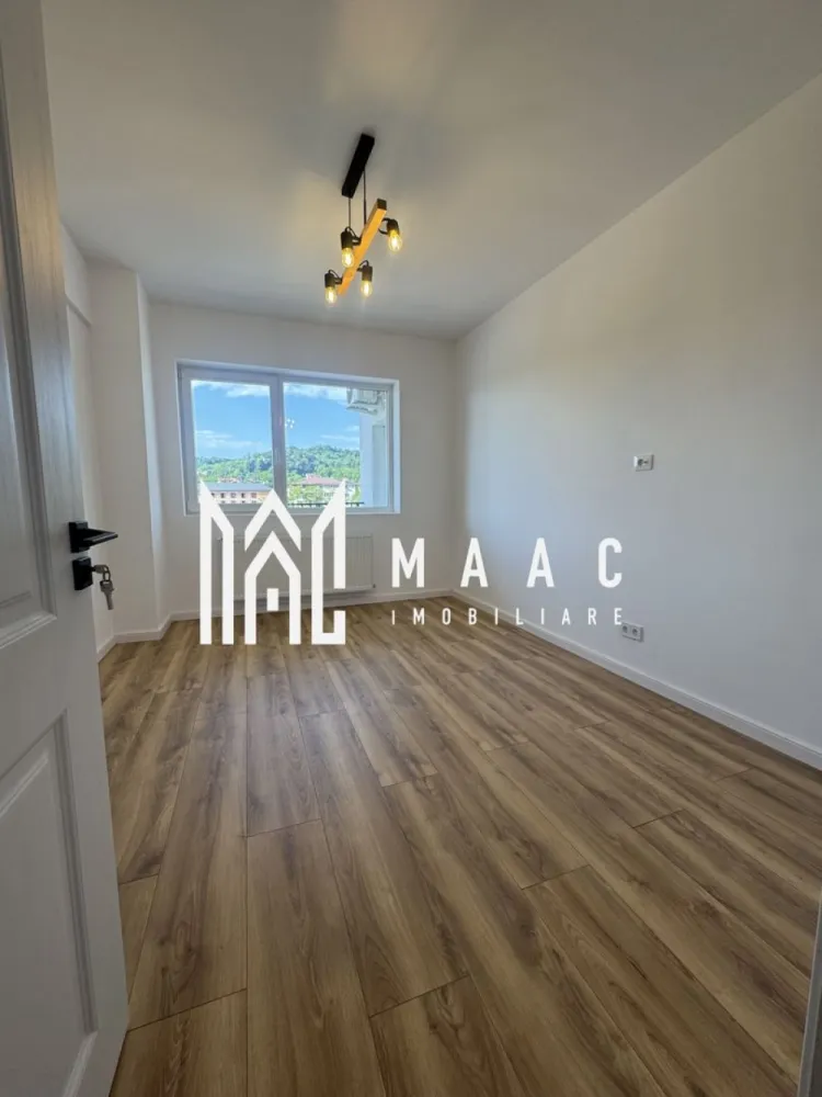 Apartament NOU 3 Camere | Etaj 2 | Zona Centrala | Tva Deductibil - MAAC Imobiliare vă propune spre vânzare un apartament modern cu 3 camere, situat într-o zonă centrală, la etajul 2, cu vedere panoramică și o suprafață utilă de 92 mp.

Compartimentarea este practică și generoasă, iar proprietatea beneficiază de TVA deductibil:

* dormitor matrimonial cu baie proprie, dressing și ieșire pe terasă;
* al doilea dormitor;
* living spațios cu bucătărie open-space și ieșire pe terasa generoasă cu vedere spre râul Olănești;
* 2 băi complet utilate;
* terasă;
* loc de parcare exterior.

Apartamentul se vinde complet mobilat și utilat, fiind pregătit pentru mutare imediată.

Dotări și beneficii:

* centrală termică proprie;
* aer condiționat;
* lustre moderne;
* bucătărie complet echipată: frigider, plită, cuptor, hotă;
* mașină de spălat vase incorporată;
* mașină de spălat rufe incorporată;
* băi mobilate și complet utilate;
* finisaje moderne și mobilier de calitate.

Proprietatea este ideală atât pentru locuit, cât și pentru investiție, datorită poziției excelente și compartimentării eficiente.

Pentru mai multe detalii sau programarea unei vizionări, echipa MAAC Imobiliare vă stă la dispoziție.
CP3120033